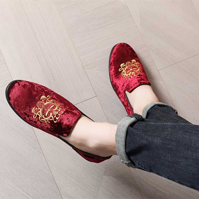 Erkaklar uchun katta o'lchamdagi tasodifiy loferlar, etnik naqshli tikuvlar bilan, yurish va haydash uchun nafas oladigan slip-on dizayni va zamonaviy kauchuk taglik.