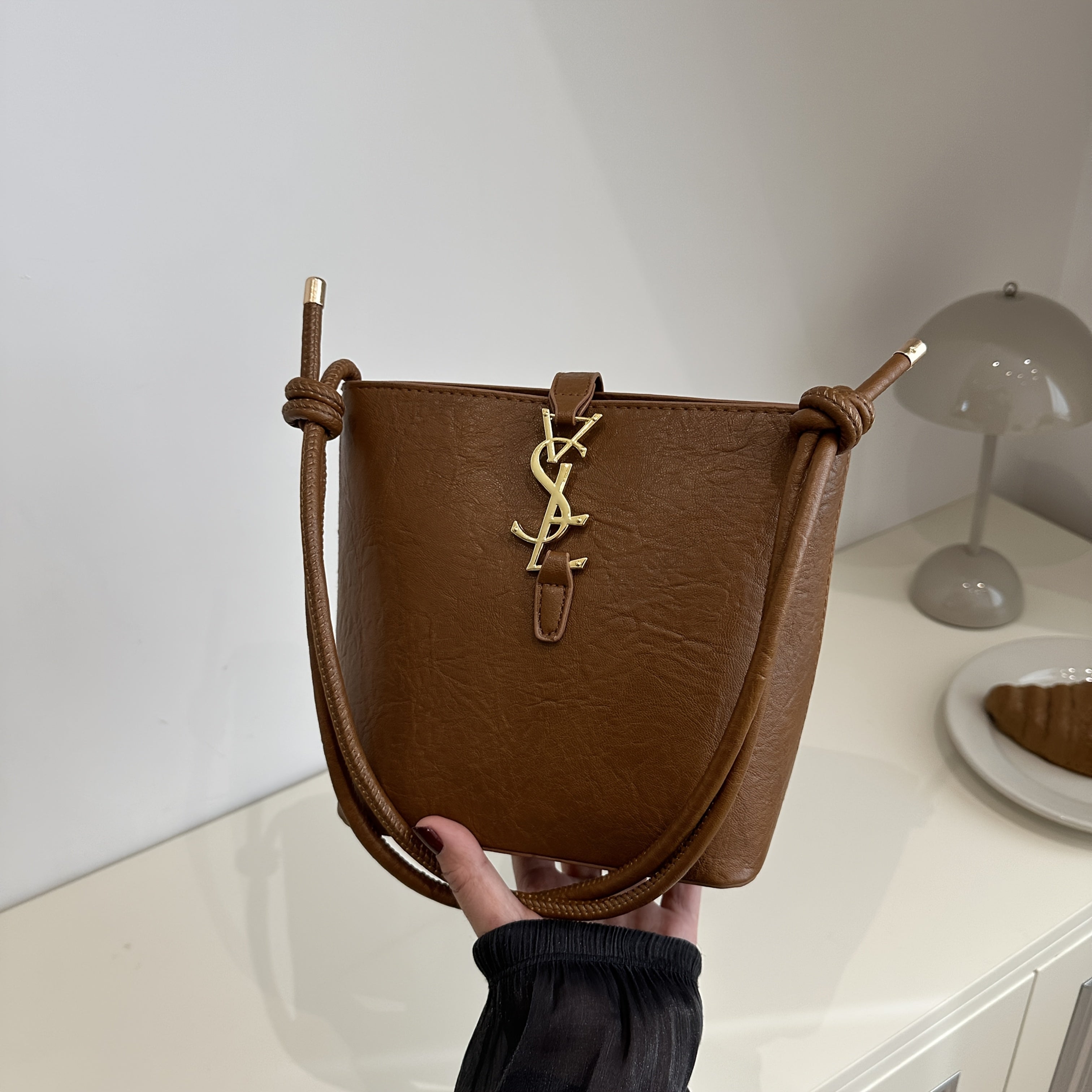 Zamonaviy uslubdagi ayollar uchun elegant xochli sumka, sozlanadigan kamar, zip yopilishi, polyester astar bilan. Qora, oq, qora jigarrang, och jigarrang ranglarda mavjud. Ish uchun, yo'l harakati uchun mos.