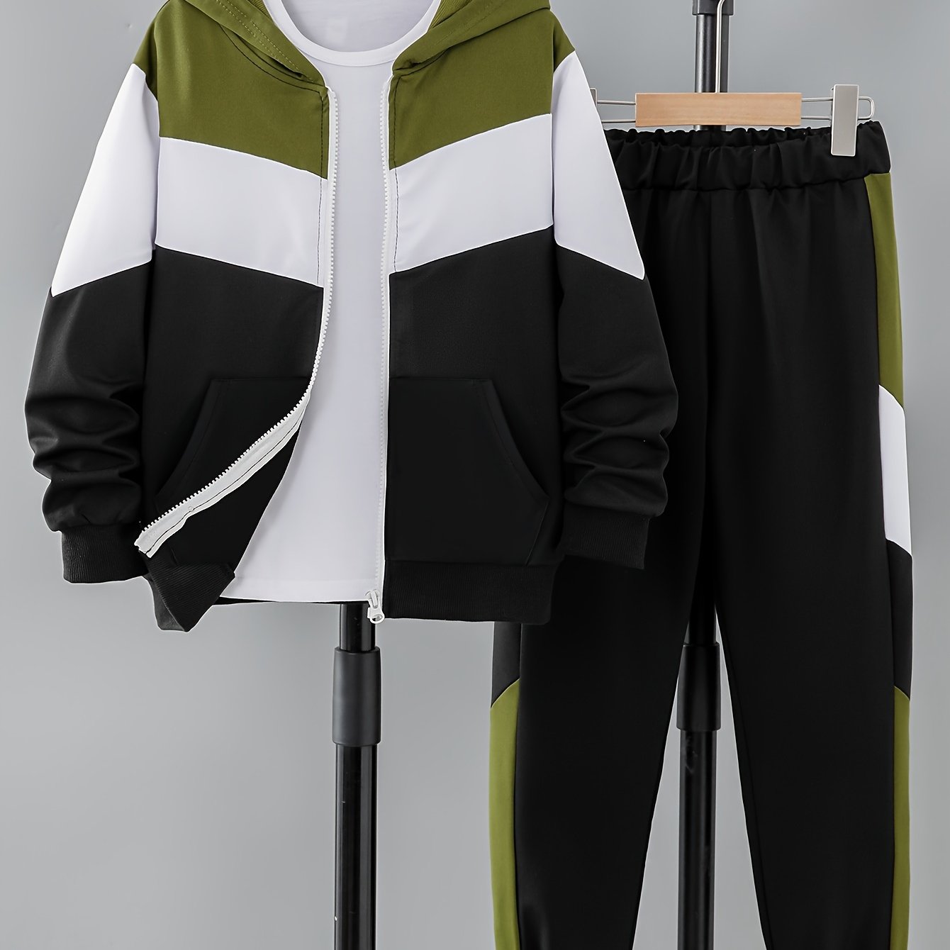 Elastik cho'ziluvchan polyester to'qilgan pullover, rangli blok dizayni bilan. O'g'il bolalar uchun keng fit, bahor/kovak fasllarida ochiq havoda faoliyatlar uchun mukammal. Mos keluvchi shimlar to'plami bilan birga keladi.