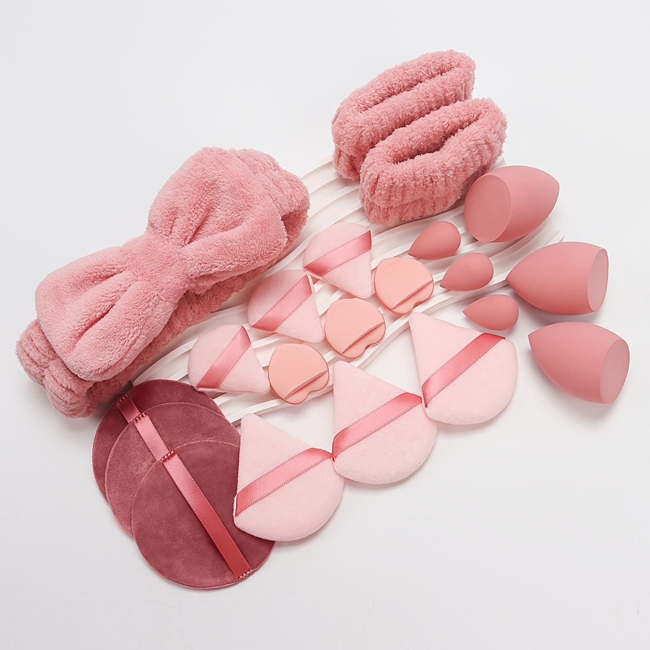 21 ta soch aksessuarlari to'plami, shu jumladan, kapalak boshbandi, bilakbandalar, kukun pufflari, makiyaj gubkalari, barmoq yostiqlari, makiyajni olib tashlash padlari va mini go'zallik gubkalari.