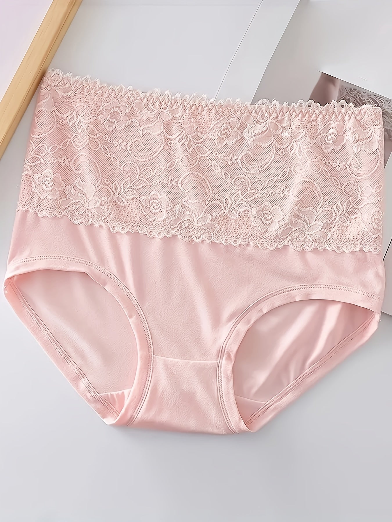 Naylon va spandeks aralashmasidan tayyorlangan, dantel tafsiloti bilan, mustahkam rangda, ozgina cho'ziluvchan va qulay mos keladigan, 4 ta to'plamda taqdim etilgan, nafis yuqori beldagi plussiz ichki kiyim.