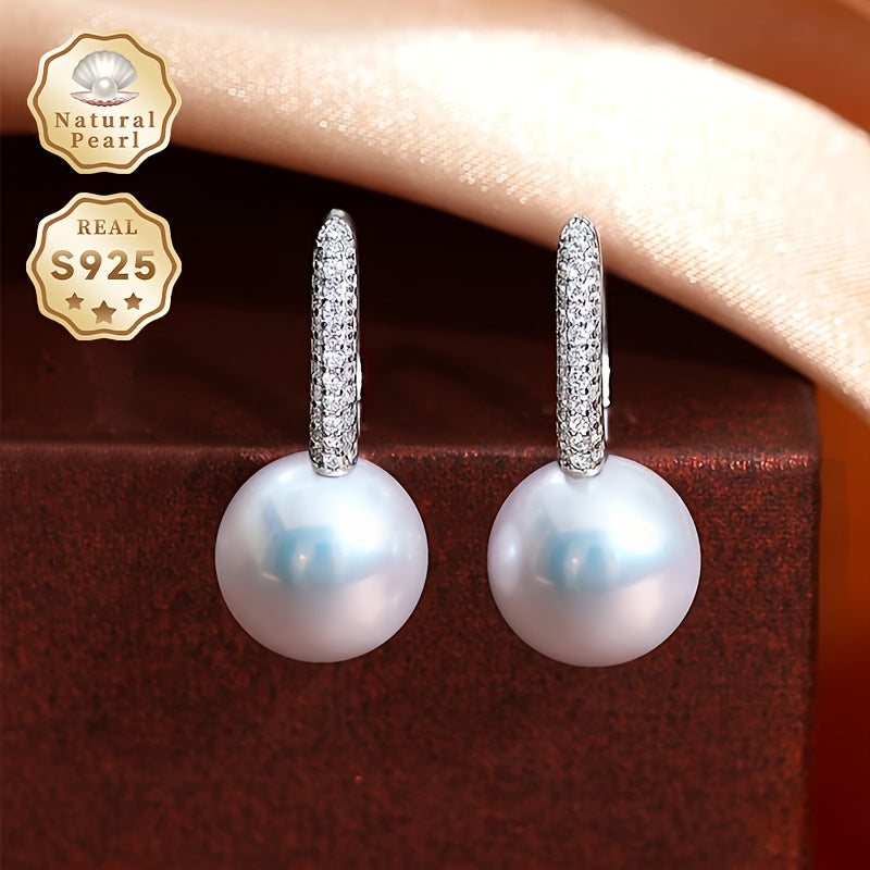 Zargarlik to'plamingizni zamonaviy va abadiy MUFAN Elegant Vintage Style Freshwater Pearl Drop Earrings bilan yangilang. Ushbu ajoyib sirg'alar katta 10-11mm dumaloq tabiiy toshlardan iborat bo'lib, S925 sterling kumush postlardan osilgan. Mukammal uchun