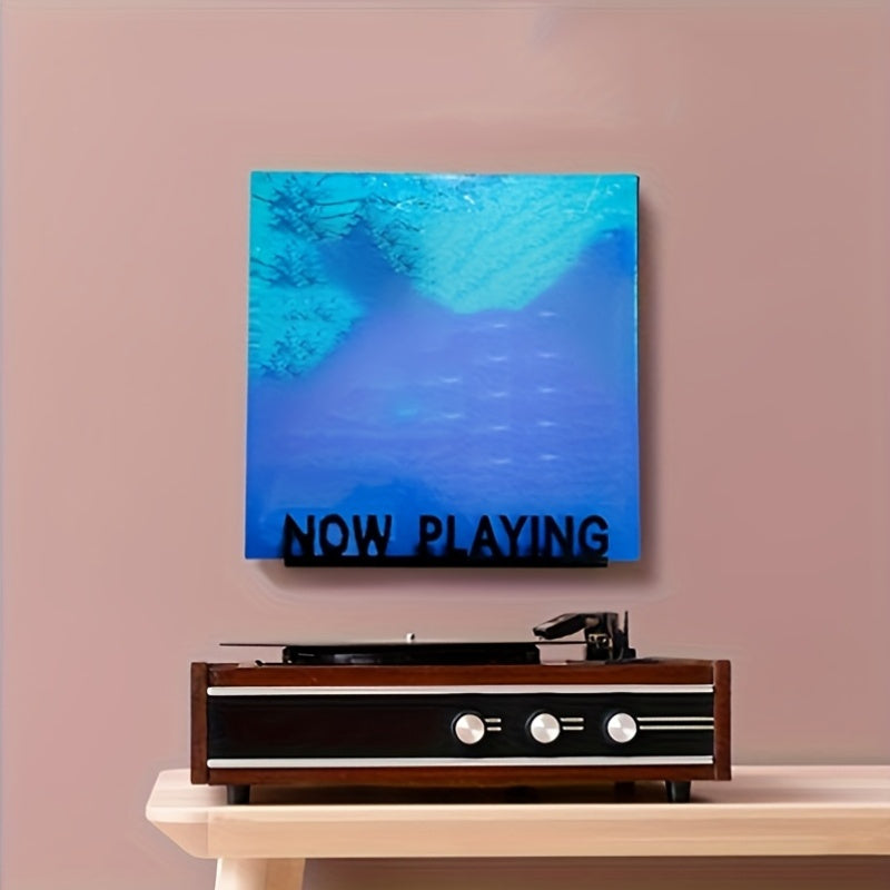 Yashash xonasi yoki javon uchun hozirda ijro etilayotgan LP displeyi bilan devorga o'rnatiladigan vinil yozuvlar uchun tutqich