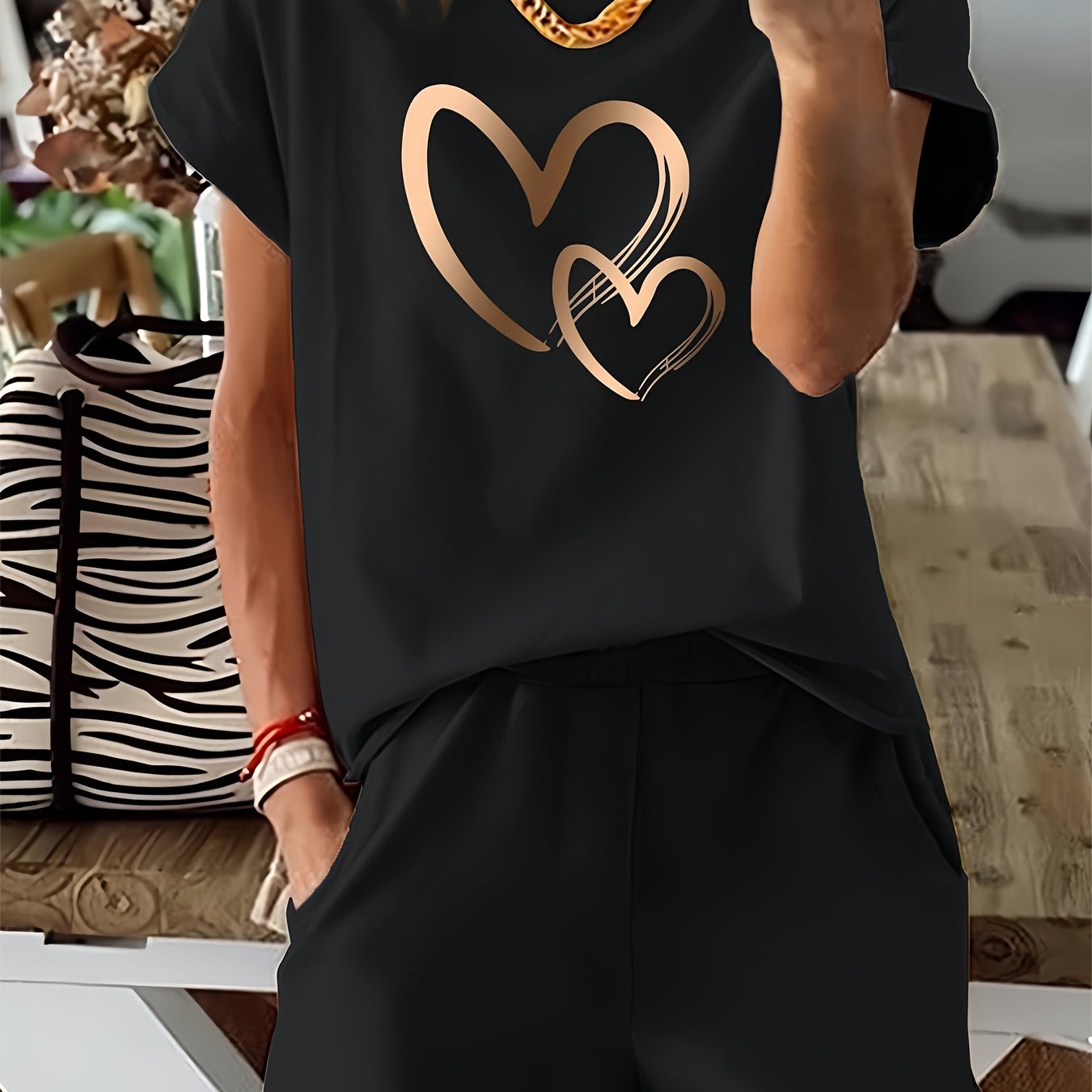 Conjunto de dos piezas para mujer con camiseta de manga corta con estampado de corazones y pantalones cortos de tiro alto en mezcla de poliéster para primavera y verano