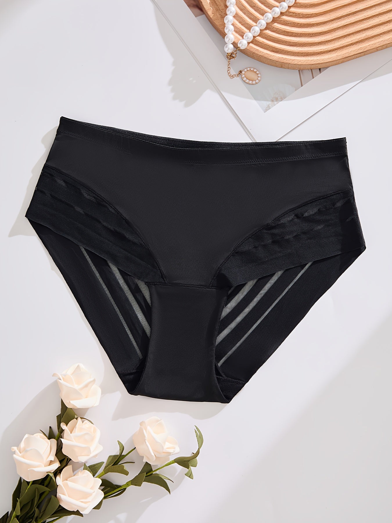 Women’s Breathable Solid Color Panties Made of 90% Polyamide and 10% Elastane with Contrast Mesh Details