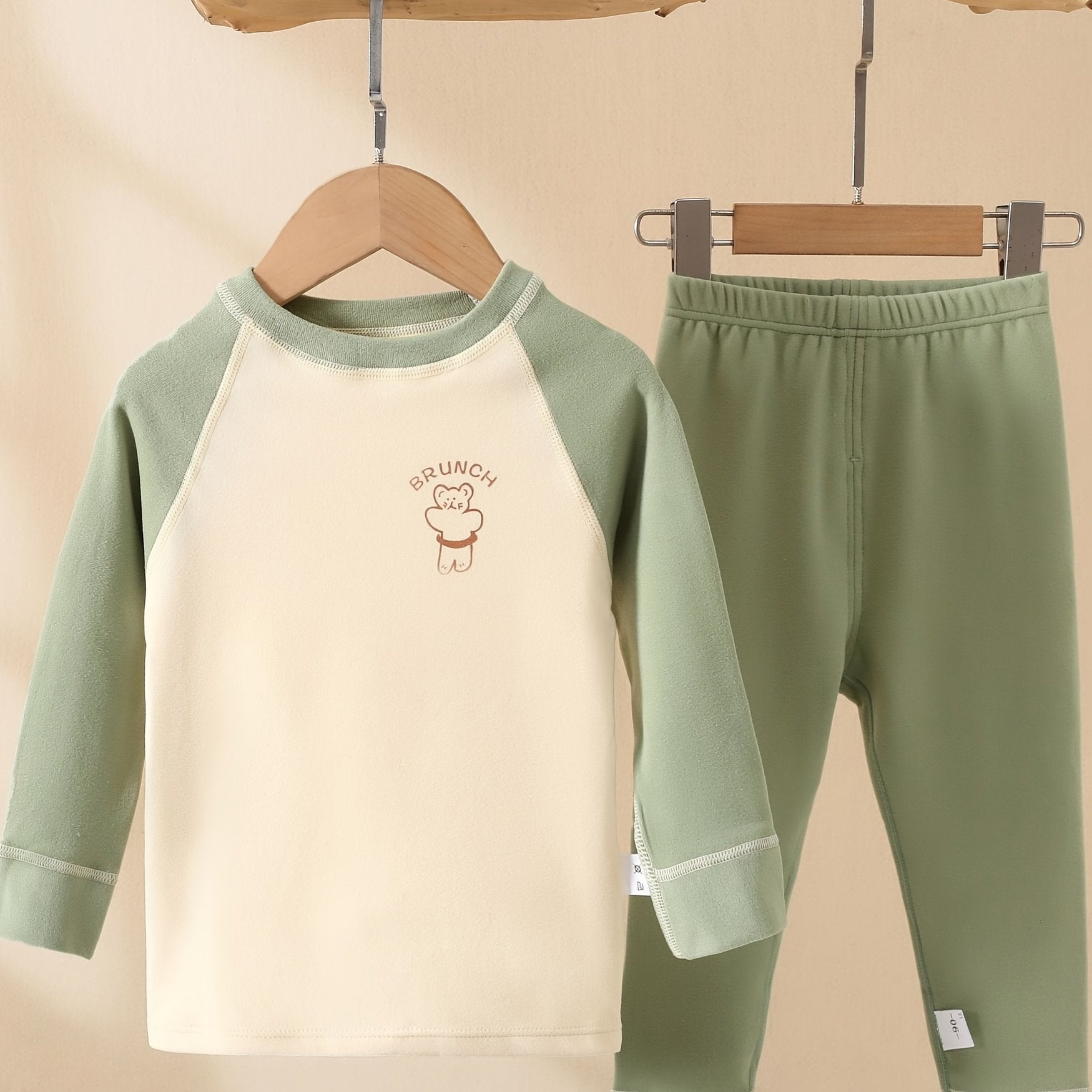 Qizlar va o'g'il bolalar uchun mo'ljallangan, uzun yengli ko'ylak va shimlardan iborat, iliq polyester aralashmasidan tayyorlangan, kuz/qish mavsumi uchun ideal bo'lgan qulay bolalar multfilmlaridagi hayvonlar printli kiyim to'plami.