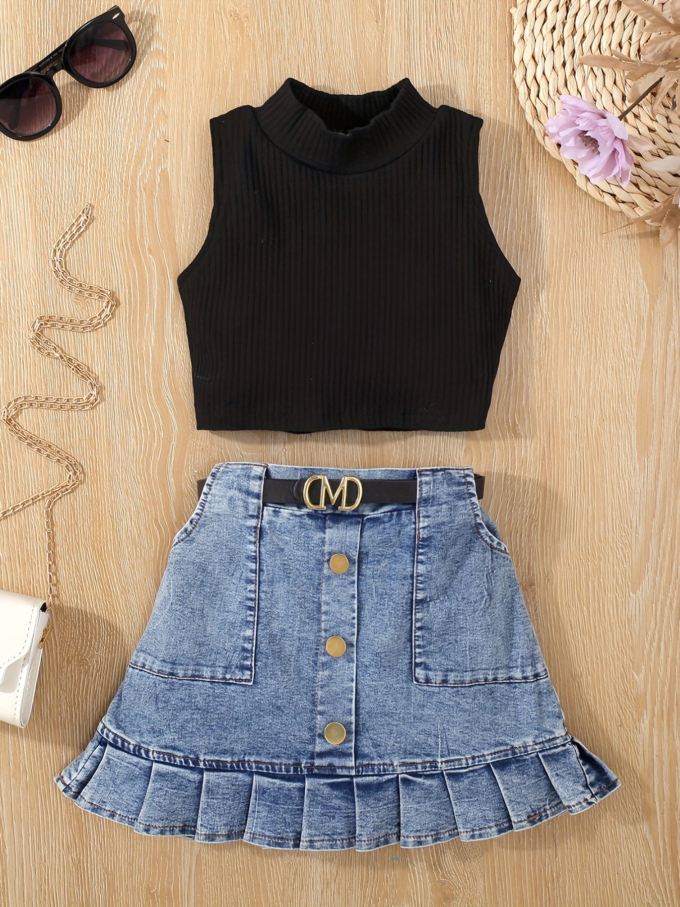 Yuqori yengsiz ko'ylak, pliseli yubka va kamar bilan.