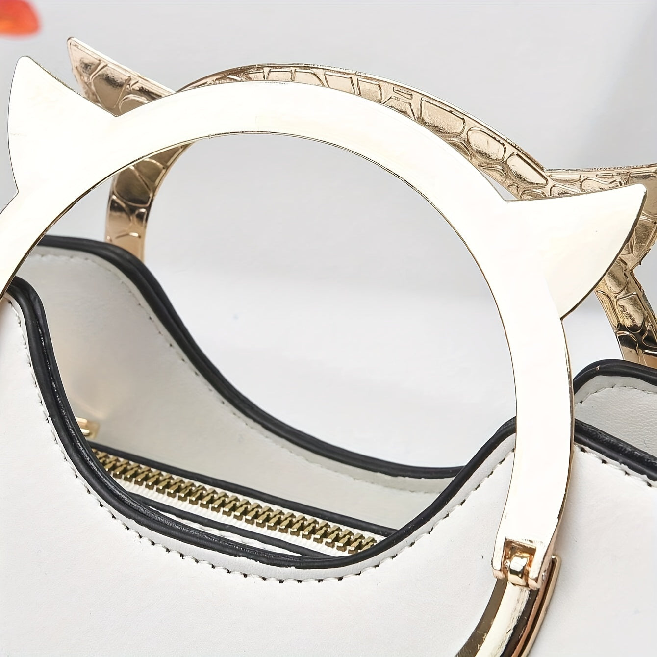 Сумка-тоут из белой искусственной кожи с несколькими слоями, застежкой на молнии и отделкой с масляными краями. Идеально подходит для свиданий, вечеринок, офиса и студентов.