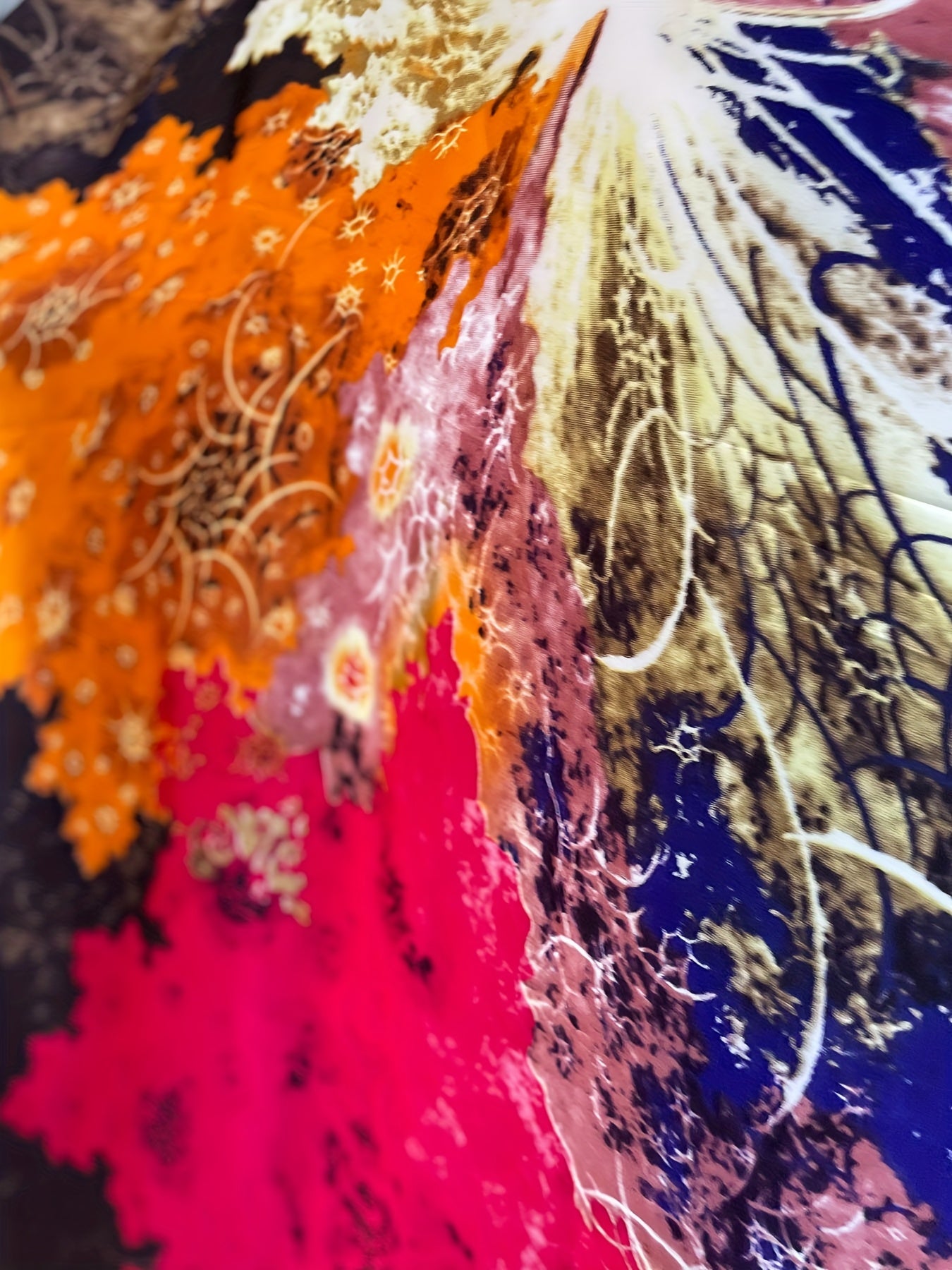 Ayollar uchun kattaroq o'lchamdagi gul naqshli uzun ko'ylak, qisqa qo'llar va sharf bilan