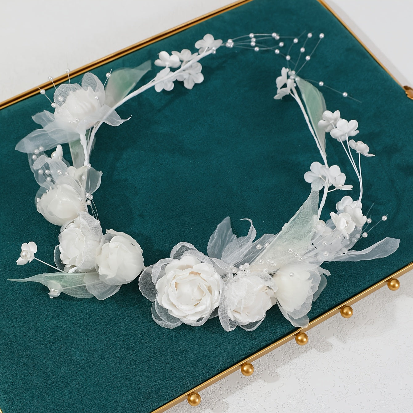 Gulchambar bilan bezatilgan to'y soch aksessuari, marosimlar uchun marjonlar bilan to'y soch taqilishi