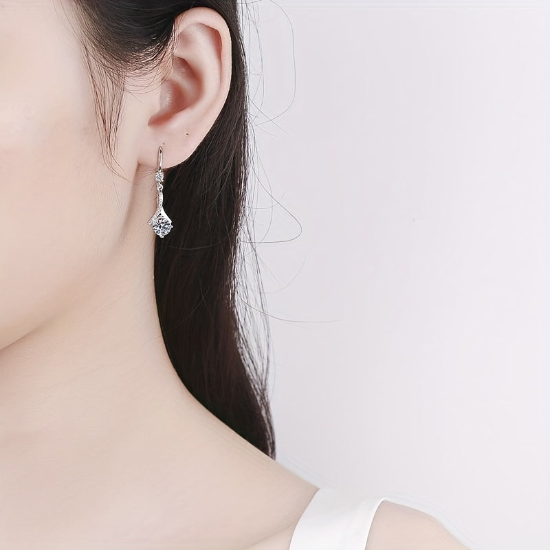 Gipoallergen yuqori sifatli 925 sterling kumush zargarlik to'plami, 1 ta Moissanite marjon (har biri 1 karat, jami 3 dona) va 2 ta Moissanite quloq bilaguzuklari (har biri 1 karat). Sertifikat va sovg'a qutisi bilan birga keladi.