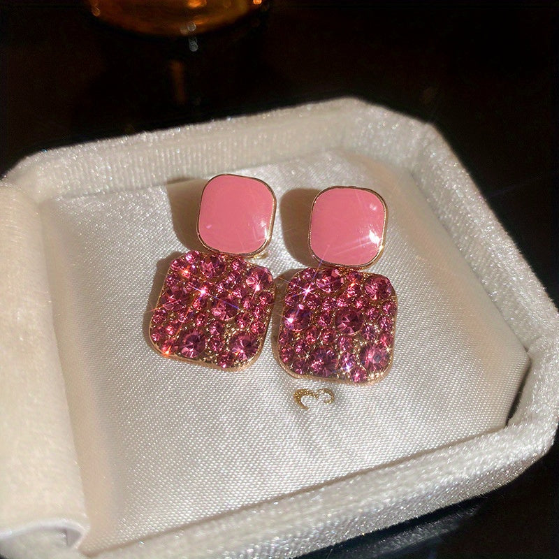 Zarif banket ziyofatlari uchun rhinestone va qotishma dizayni bilan bezatilgan hashamatli kvadrat shaklidagi osma sirg'alar.