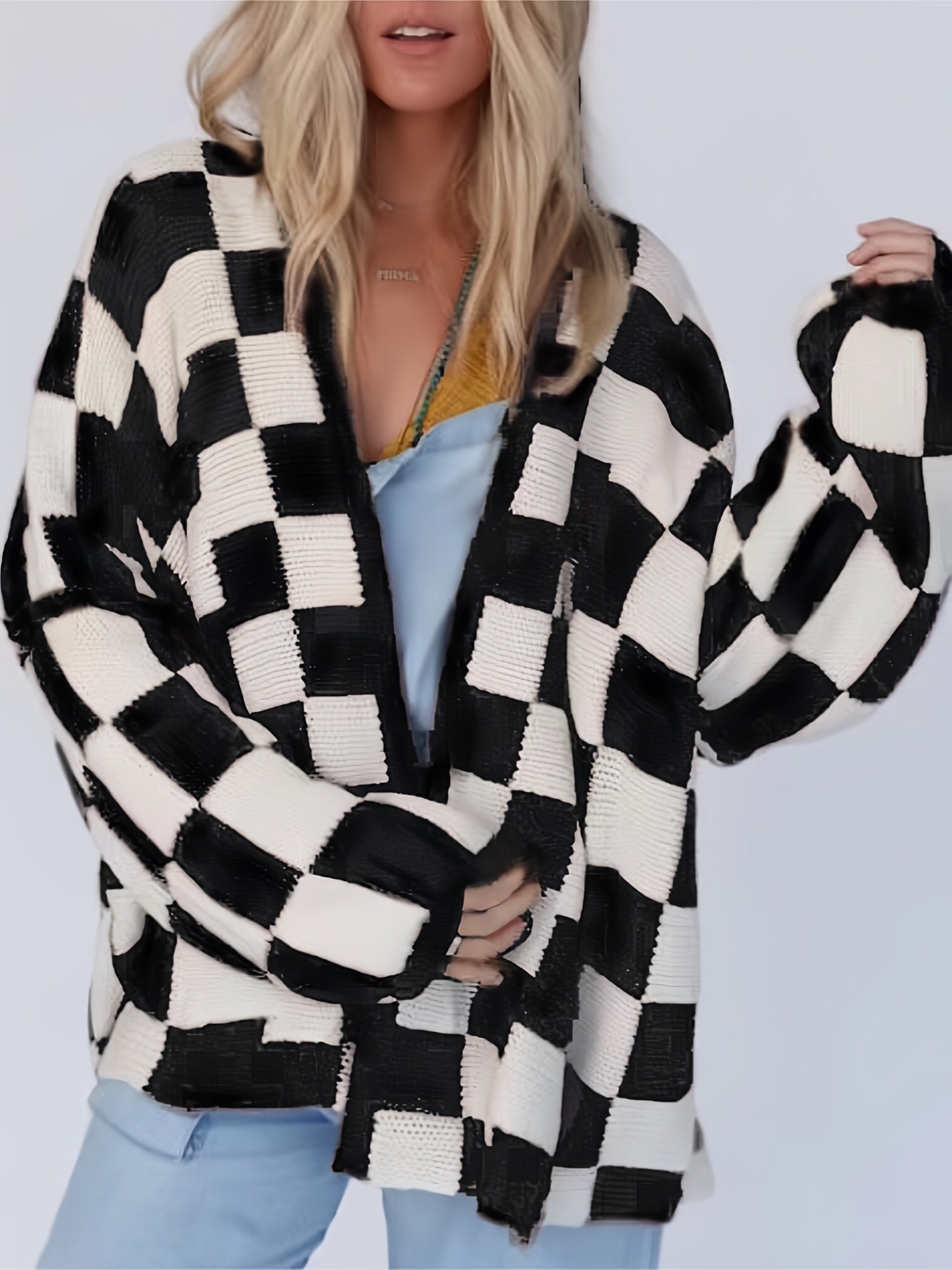 Ayollar uchun kattaroq o'lchamdagi qora va oq tekislangan ochiq old qopqog'li kardigan sviter