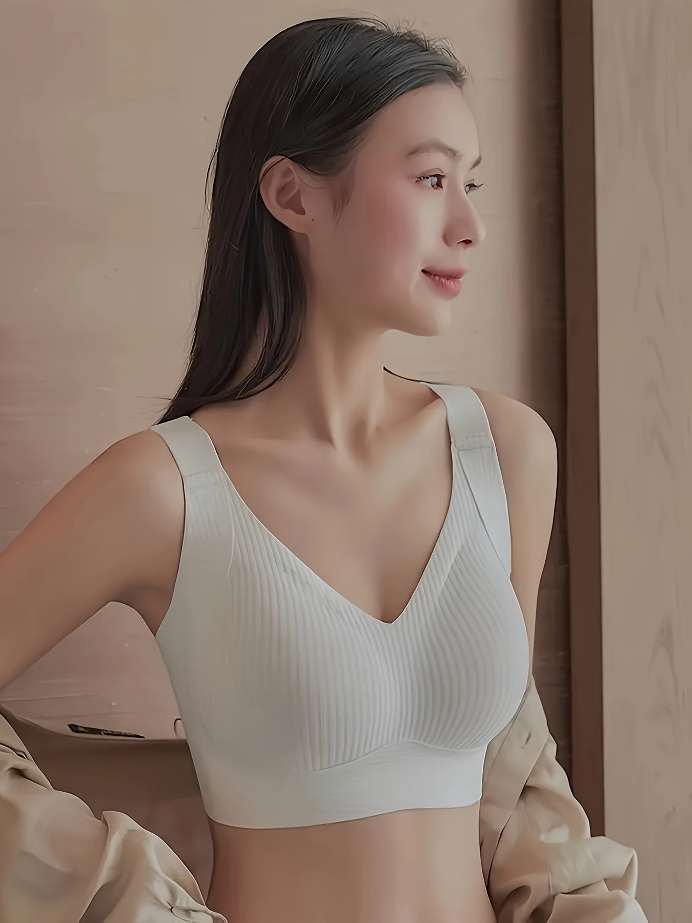 Yumshoq qo'llab-quvvatlash va o'rtacha qo'llab-quvvatlashga ega, keng kamarli qulay to'qilgan matodan tayyorlangan, elegant bir rangli bralet.