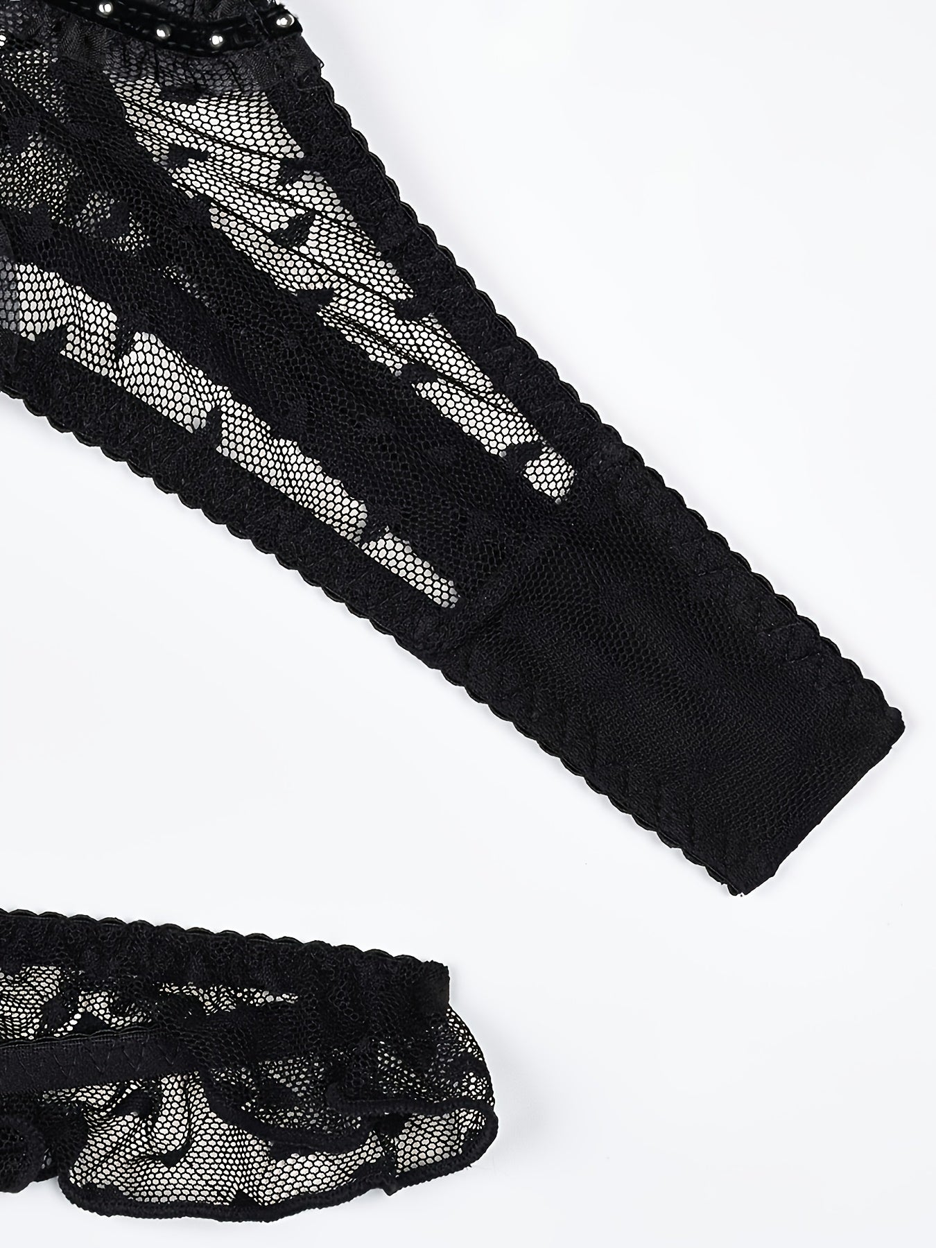 Sevgi tikuvlari va parchalar bilan bezatilgan zamonaviy brasset, xalqaro va chegara o'rtasidagi savdo uchun mukammal.