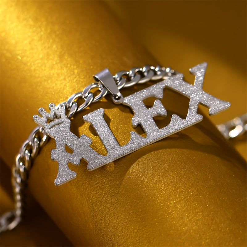 Shaxsiylashtirilgan Ism Zanjiri - Taxtali Pendanti bilan - zanglamas po'latdan tayyorlangan, mat finish bilan. Kumush qoplamali va ta'til kiyimlaringizga oddiy uslub qo'shish uchun mukammal. Erkaklar va ayollar uchun mos, bu zanjir ham ajoyib bo'ladi