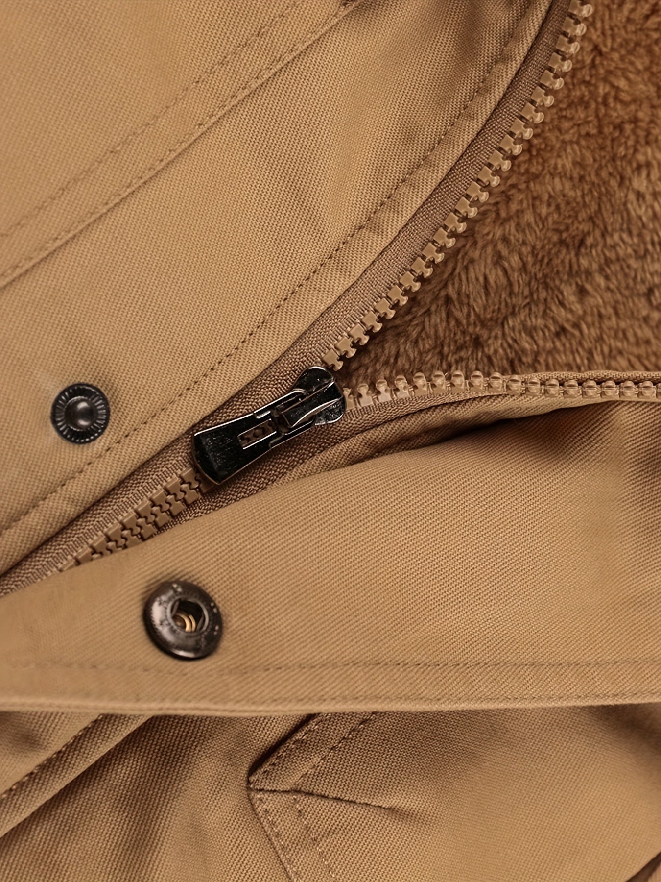 Kishilar uchun kuz va qish mavsumi uchun tasodifiy fermuarlı kapüşonli palto, iliq fliysdan tayyorlangan va bir nechta cho'ntaklari mavjud.