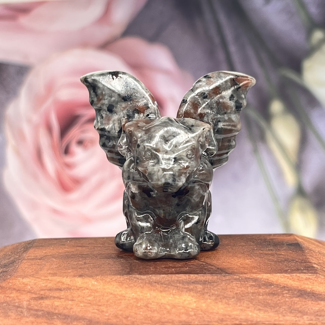 Uy bezaklari va ofis stol aksessuarlari uchun tabiiy kristall gargoyle haykali