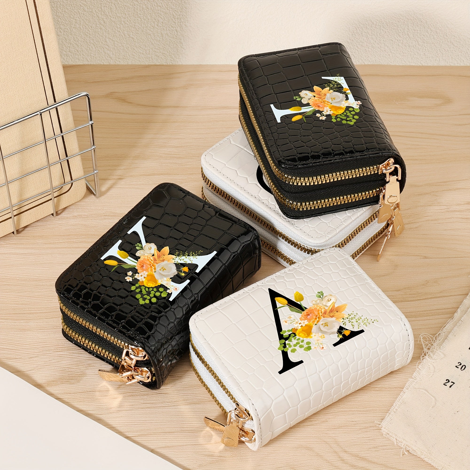 Bir nechta slotlari va zamonaviy fermuari bo'lgan mustahkam kredit karta saqlash sumkasi, maktab, yotoqxona va maktabga qaytish uchun zarur bo'lgan buyumlar uchun.