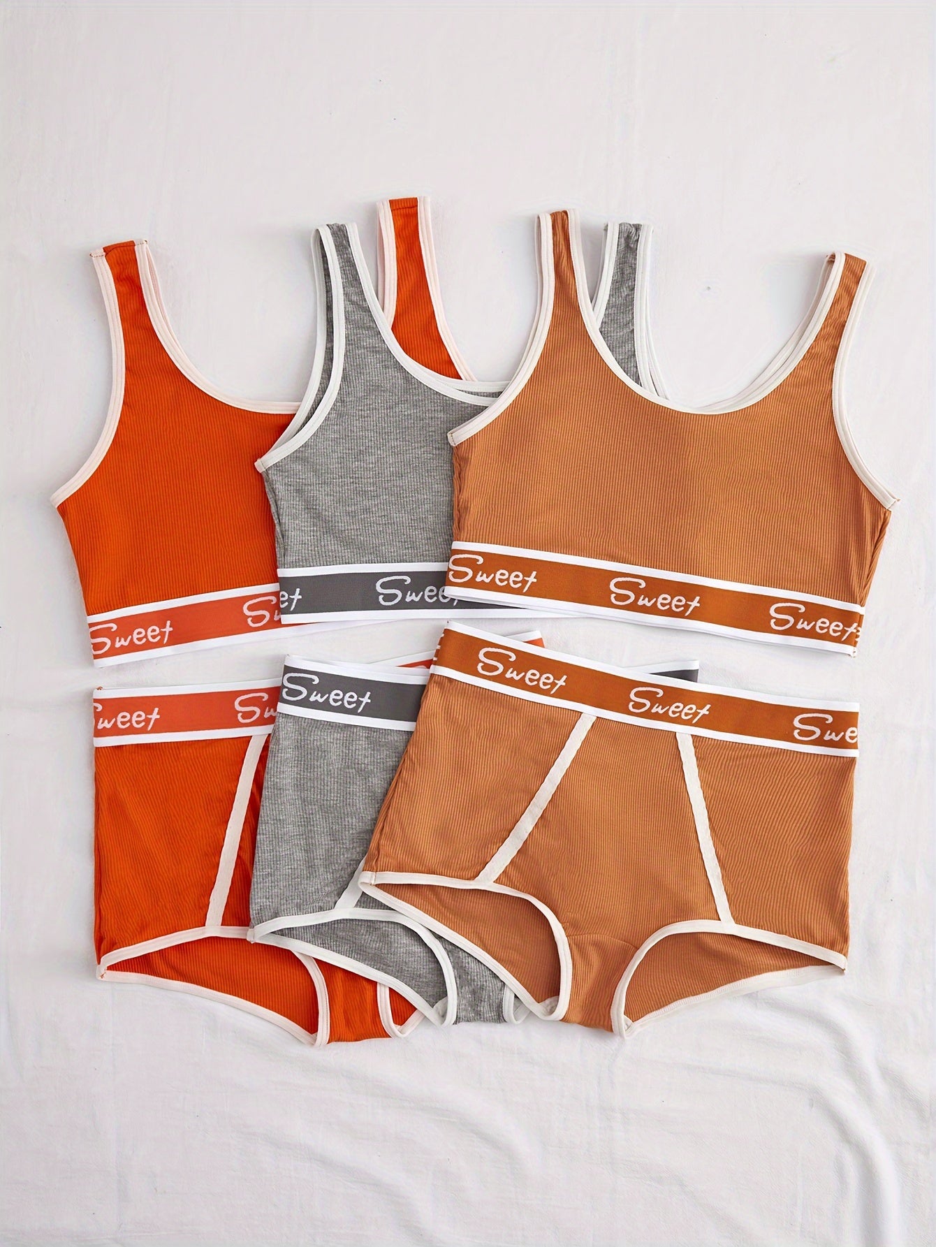 Sportiv uslubdagi xatli kontrast trimli brassu va shortlar to'plami, cho'kma bo'yinli yumshoq brassu va yuqori bel boxer shortlar ayollar uchun.