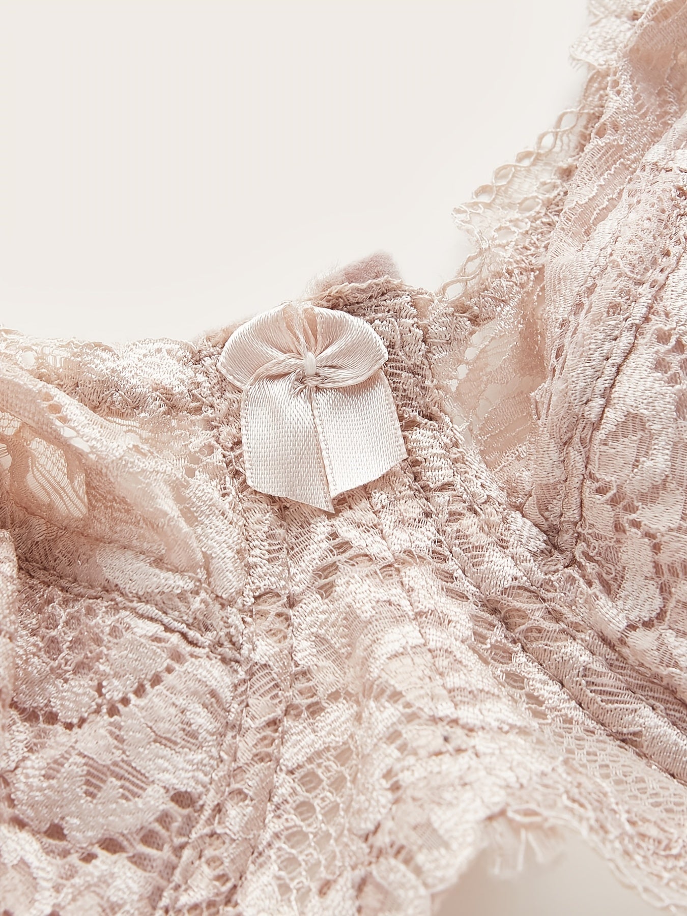 Ayollar uchun plussiz dantelli ko'taruvchi brassoy, ichki sim bilan va bir xil rangda, o'rta cho'zilish bilan nafis ko'rinishni ta'minlaydi.