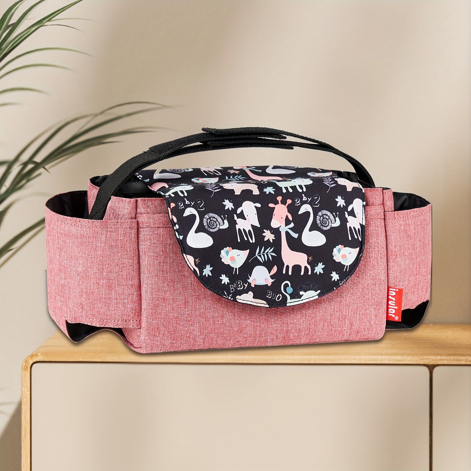 Органайзер для коляски для маленьких детей, изготовленный из прочного полиэстера с карманами для бутылочек и подгузников, идеален для занятых родителей.