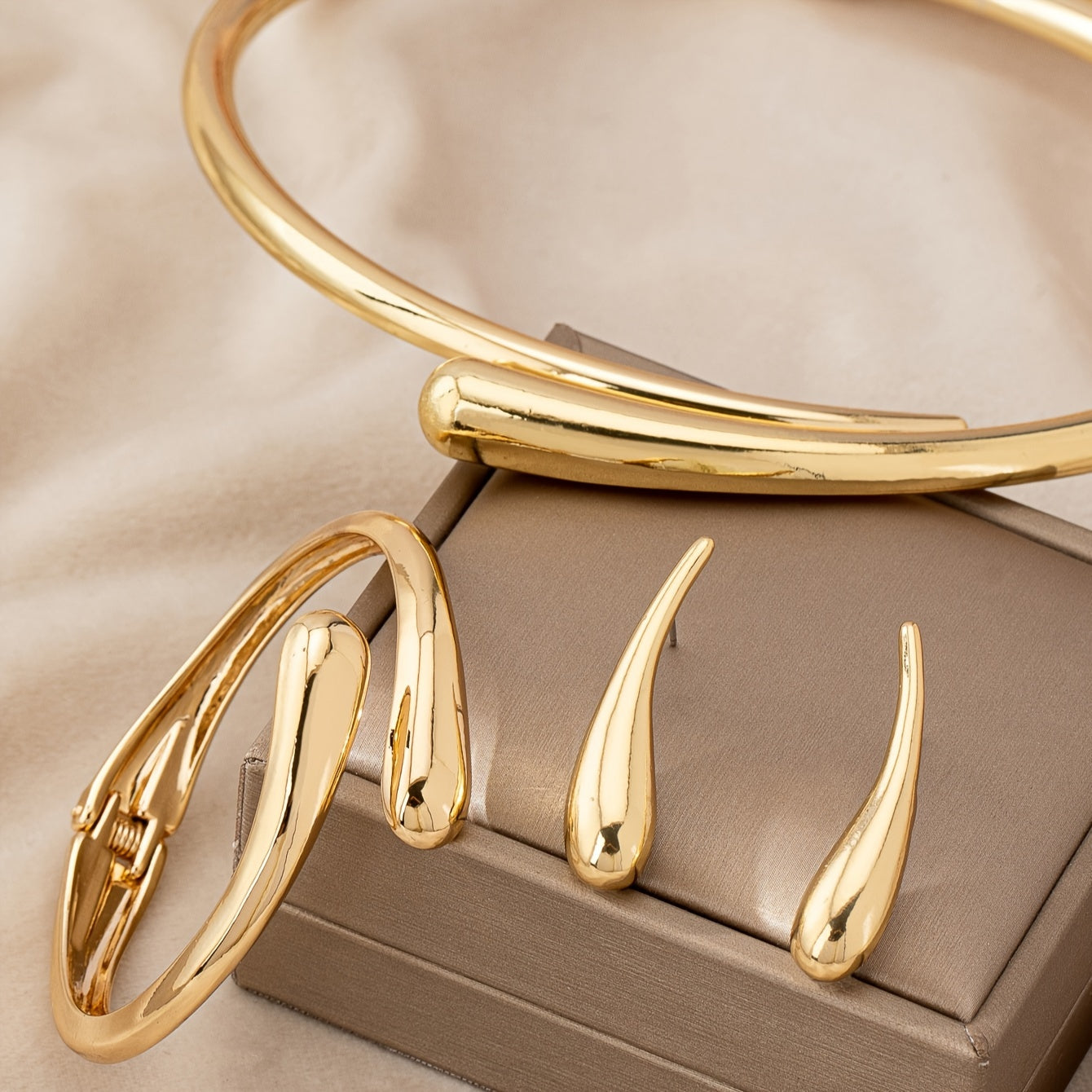 4 ta Yevropa va Amerika uslubidagi moda aksessuarlar to'plami: oddiy, noyob suv tomchisi bilaguzuklari va silliq geometrik yoqa marjon, dumaloq bilaguzuk bilan birga.