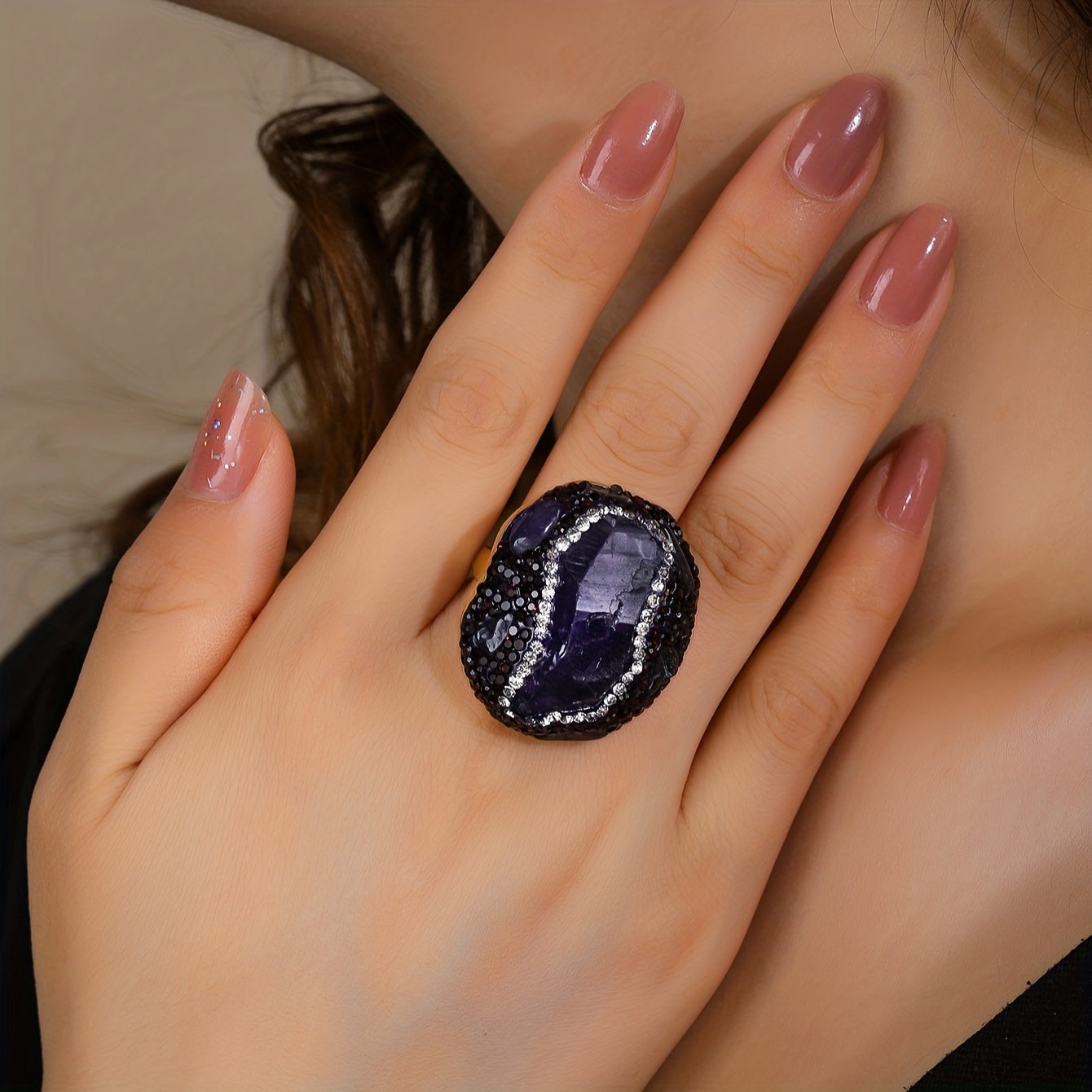 Turli rangdagi tabiiy kristall halqalardan tanlang, ularning o'ziga xos donalari va shakllari mavjud. Toshning energiyasining noaniqligini qabul qiling, chunki u Ona Tabiyatning tabiiy energiyasini o'ziga xos tarzda singdiradi.