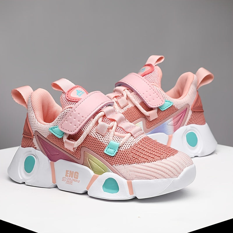 Zarif pushti va qora chiziqli to'qilgan krossovkalar - nafas oladigan, engil va qulay, yopishqoq yopish bilan. Har mavsum uchun mukammal. Yoshlar uchun tasodifiy poyabzal EVA yostiqli.