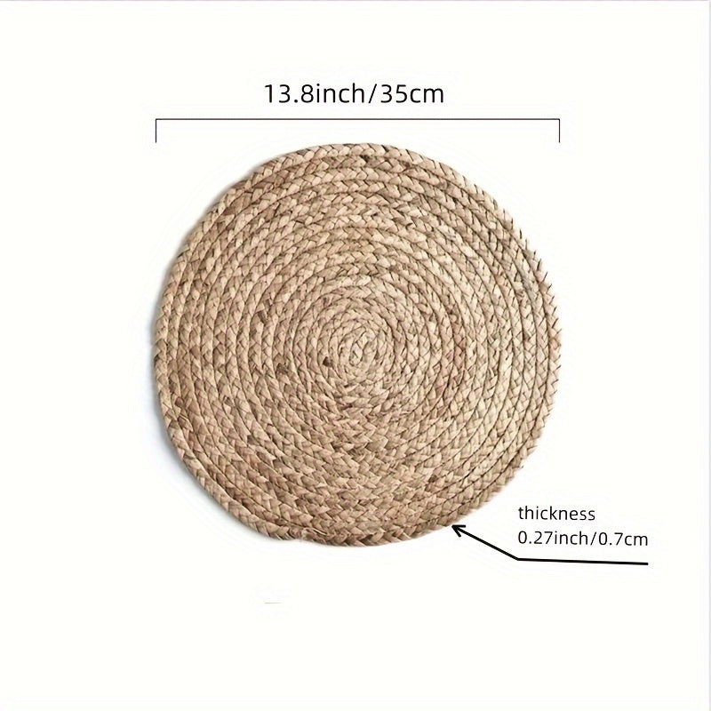 Yapon bog'i choy piyolasi dizaynida to'qilgan 4/6 ta joy matosi to'plami. Stol va choy stollari uchun issiqlik izolyatsiyasini ta'minlaydi, dumaloq idishlar va plastinkalar uchun mos. Oshxonada foydalanish uchun yapon papirusidan tayyorlangan.