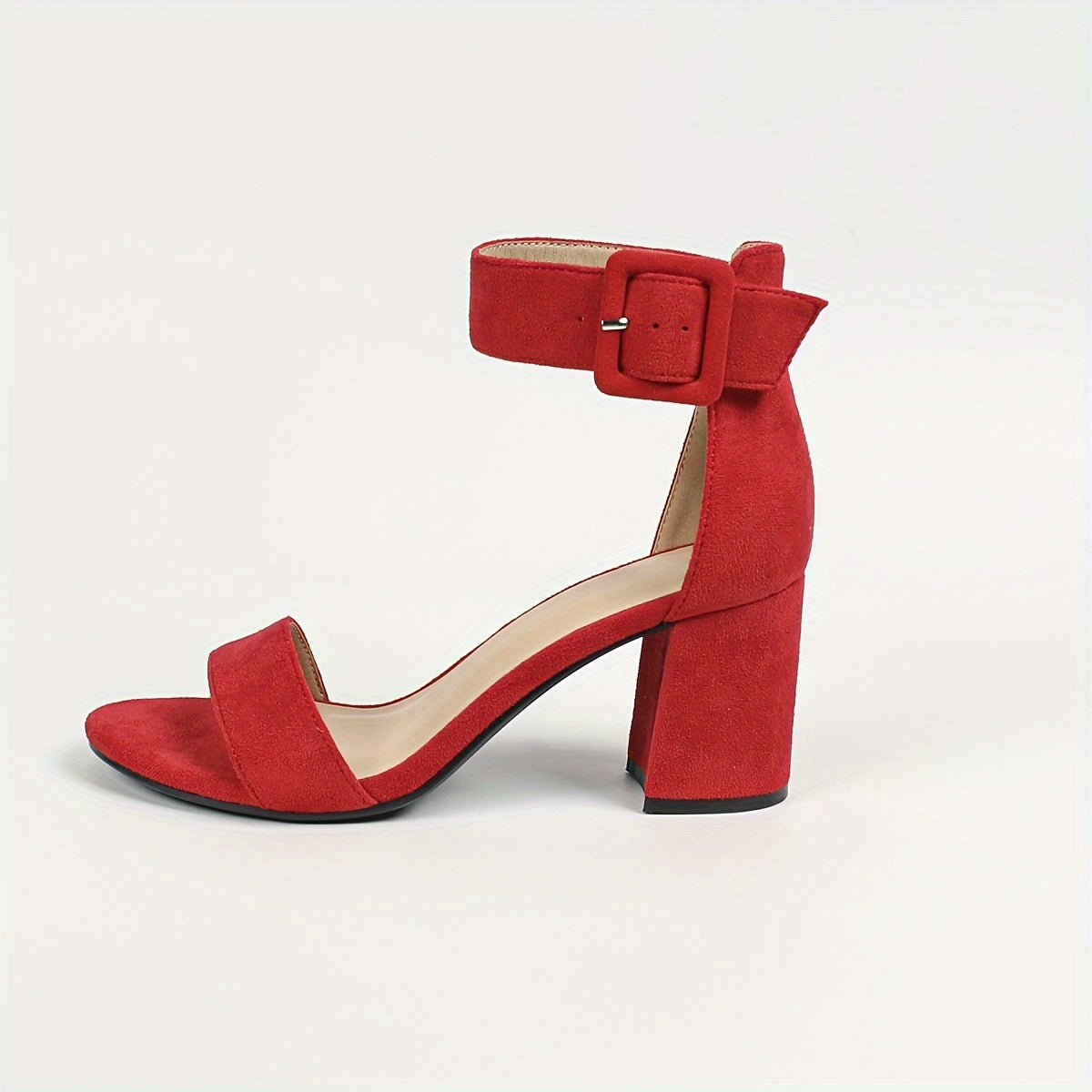 Qulupnay oyoq bilagida tasma va ochiq barmoq bilan zamonaviy oq blok tovonli sandlelar, har qanday holat uchun mos va qulay.