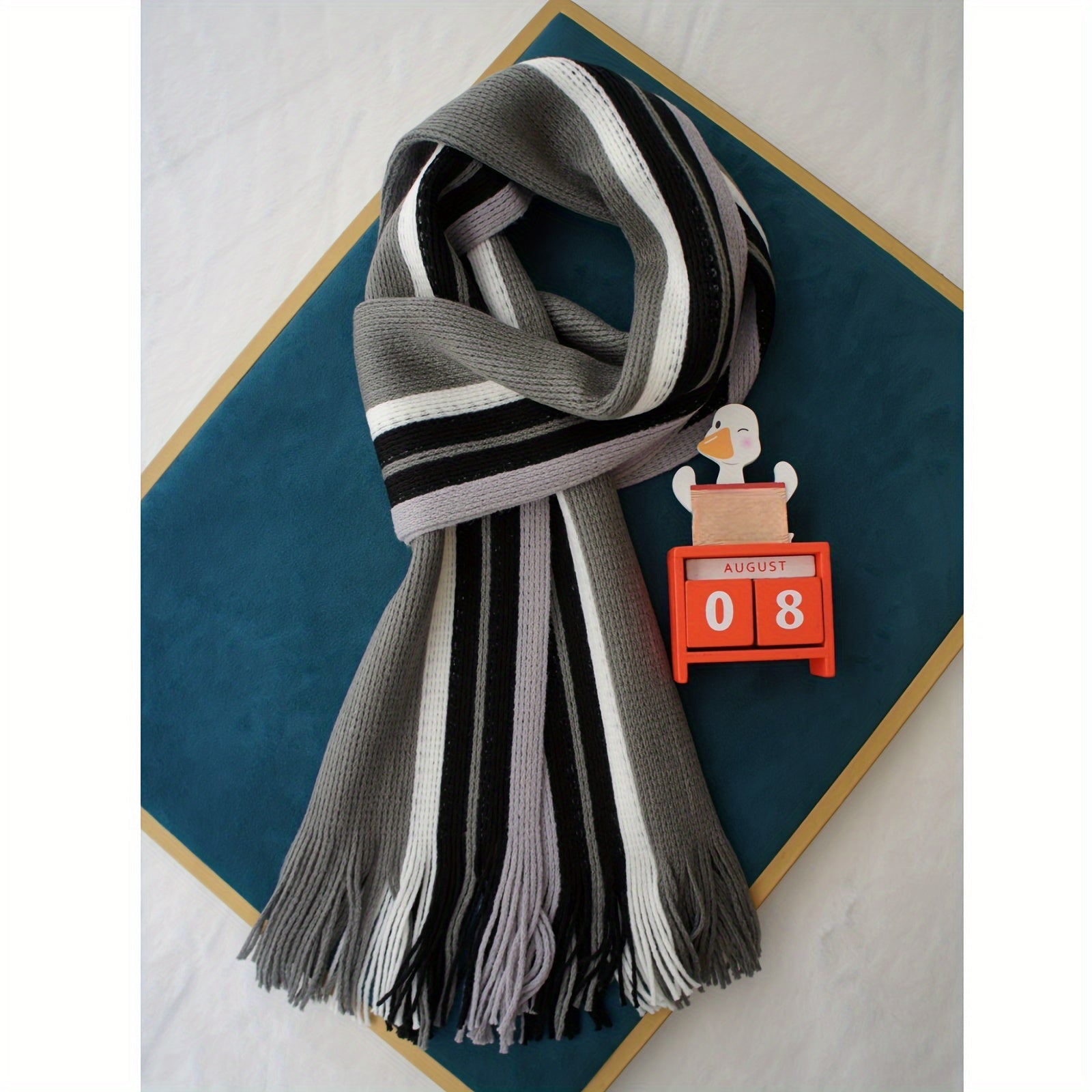 Tashqi trend uchun to'qilgan moda aksessuar - Erkaklar uchun tasma detali bilan rangli blokli chiziqli sharf, iliq akril materialdan tayyorlangan