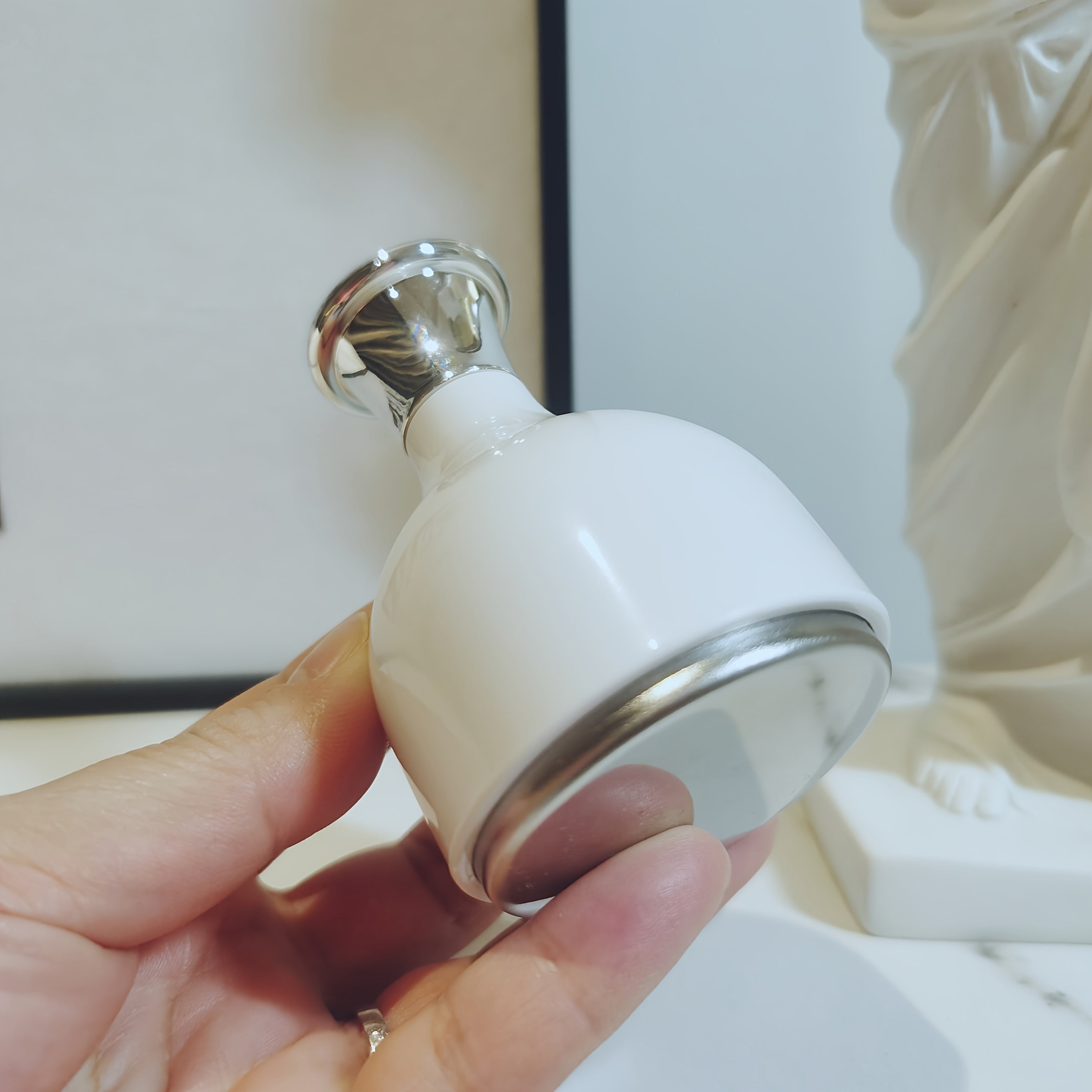 Мини-устройство для льдового компресса для лица, тонизирования и массажа, уменьшает поры и успокаивает кожу, беспроводное с индивидуальным конденсационным материалом, элегантный белый дизайн.