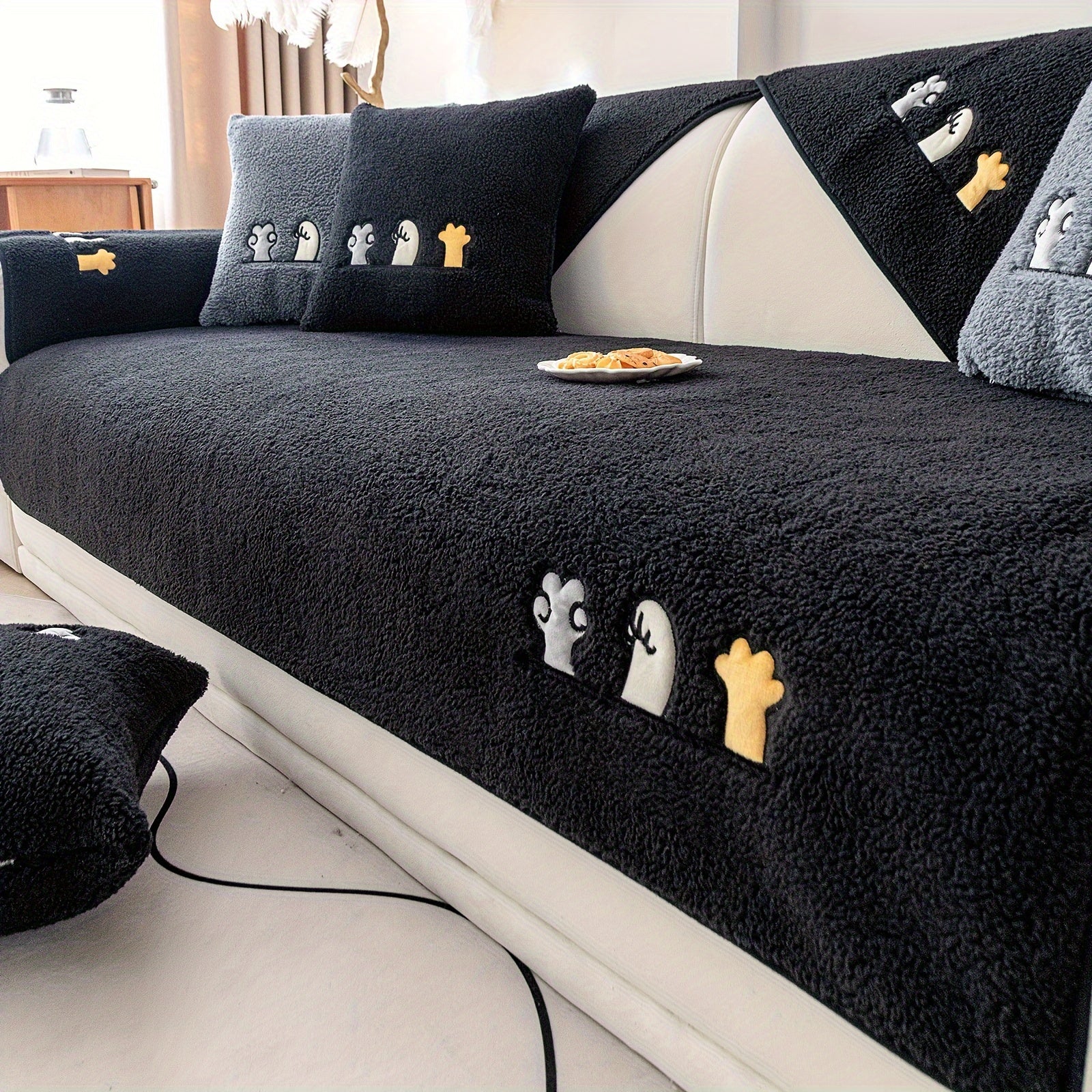 Софа с чехлом из шерпы, дружелюбным к домашним животным и нескользящим защитным покрытием для домашнего декора.