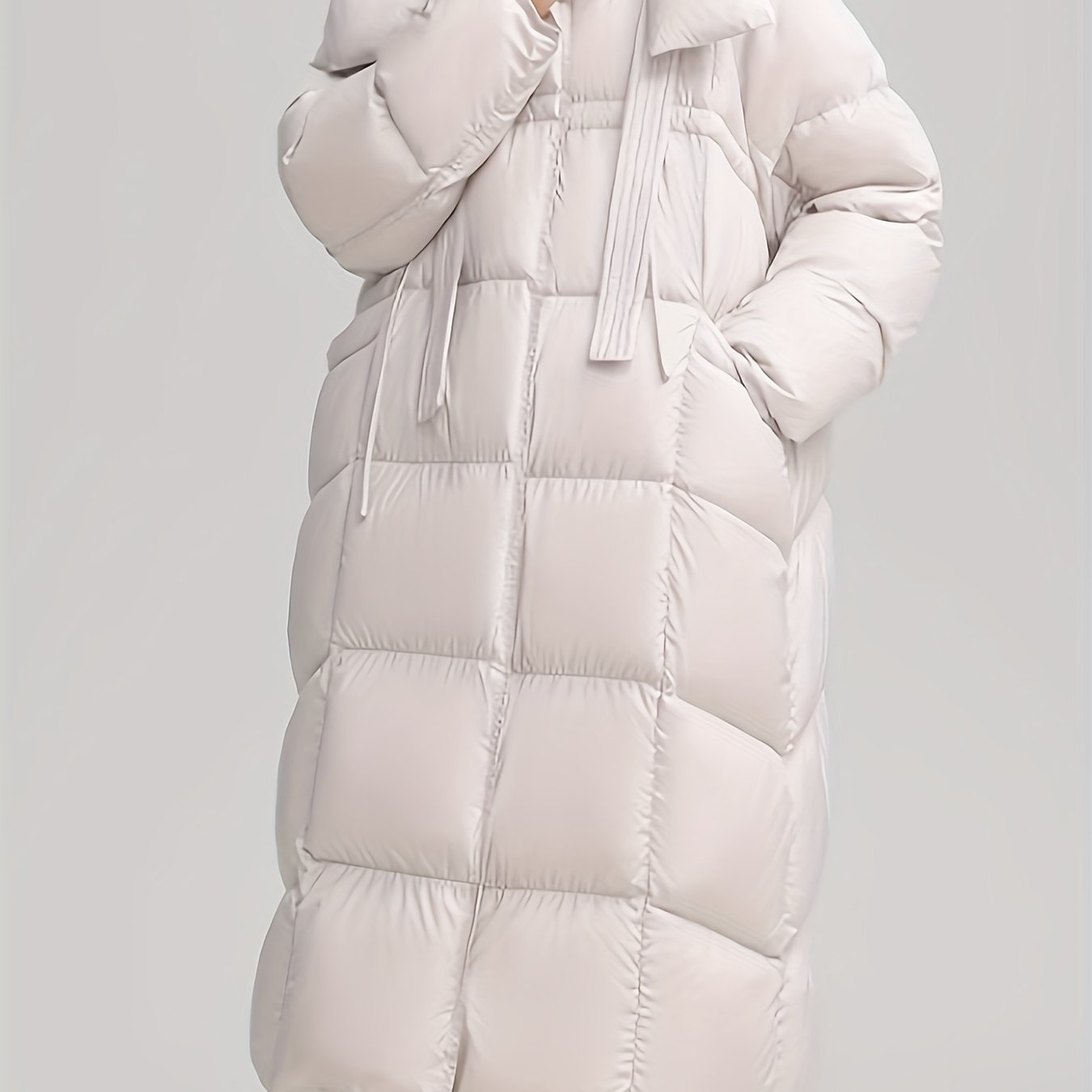 Ayollar uchun tasodifiy kaputli qushqon ko'ylagi 90% o'rdak qushi va 10% tukdan tayyorlangan. Uzoq yenglar, bir xil rang, cho'zilmaydigan mato va 240g vazn bilan ajralib turadi. Qishki issiqlik uchun mukammal.