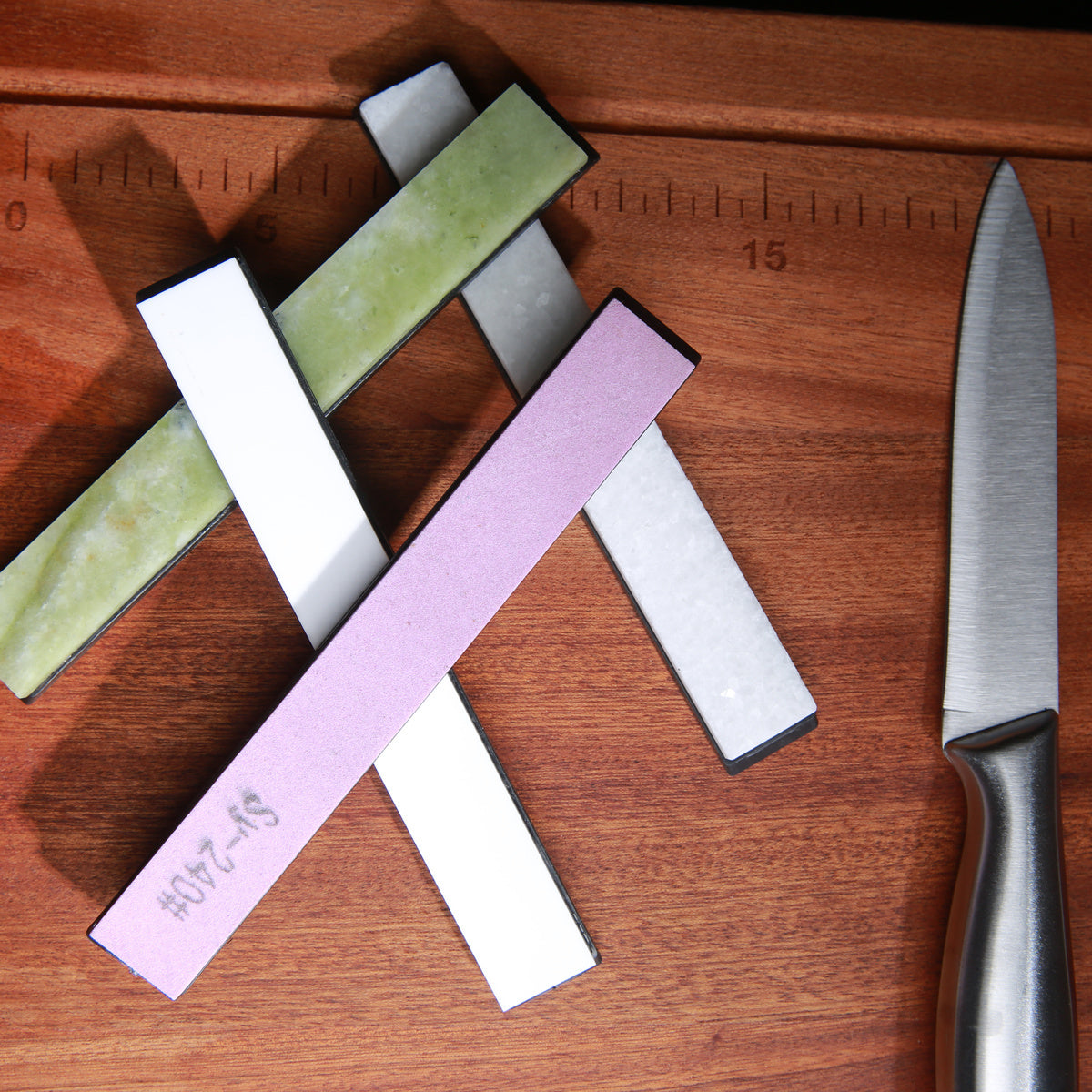 5 ta yuqori sifatli shisha bilan qilingan qattiq toshlar to'plami, statik burchakli pichoq silliqlash uchun ideal. Elektr energiyasi talab qilinmaydi, bu ularni oshxona asboblarini silliqlash uchun juda mos qiladi. Ruixin Pro bilan mos keladi.