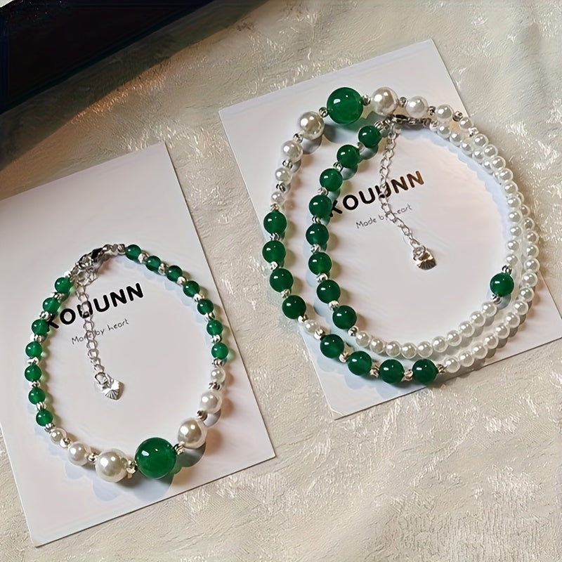 Yangi Xitoy uslubidagi 2-qismli zargarlik to'plami: Nafis tabiiy yashil jad va marvarid to'plari bilan bezatilgan bilaguzuk va marvarid, retro etnik ta'til aksessuarlar, sintetik tosh, quloq jag'lari yo'q, ayollar uchun har mavsumda mos keladigan sovg'a.