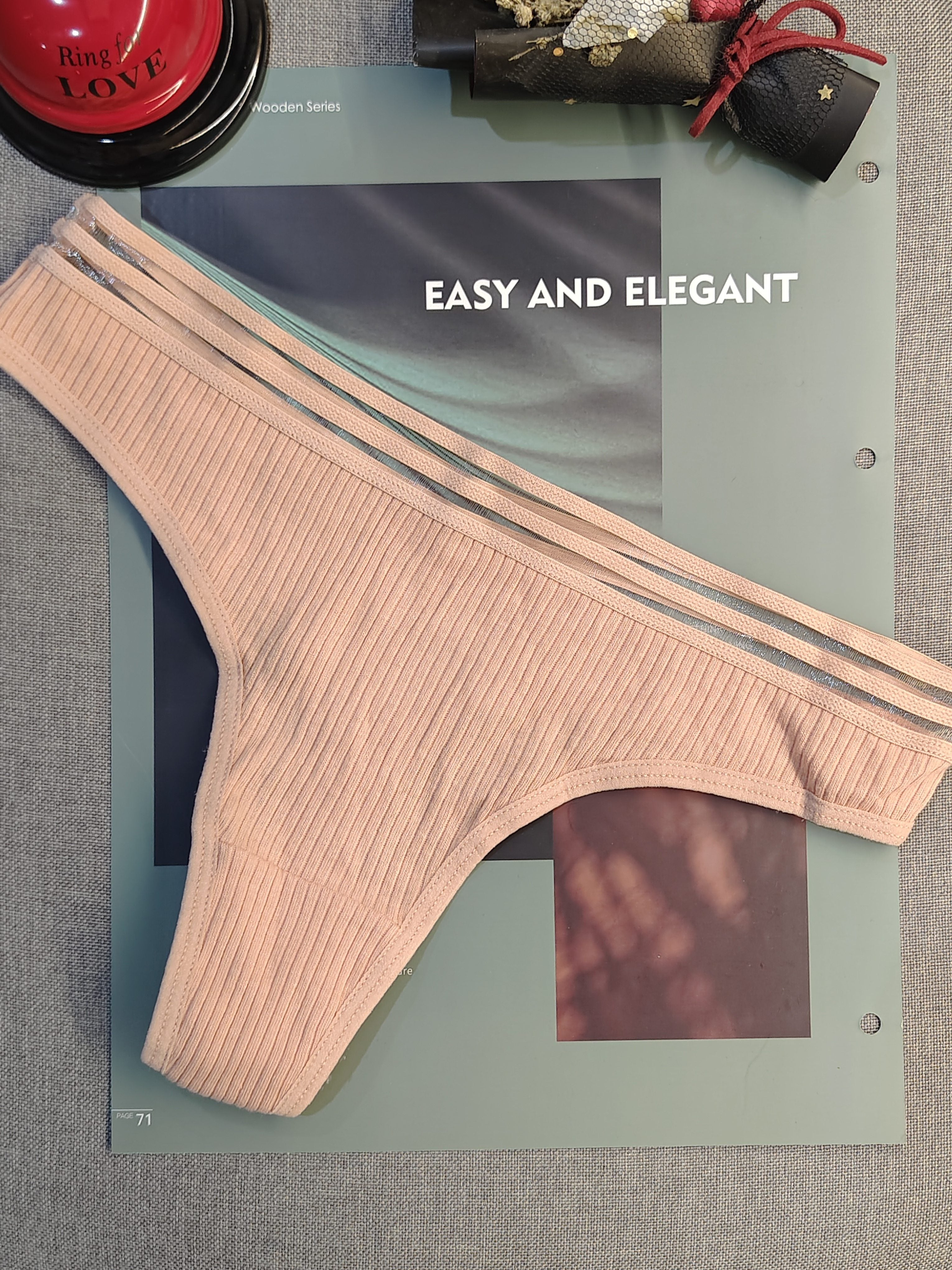 Panties tanga de tiro bajo con ribete negro para mujer