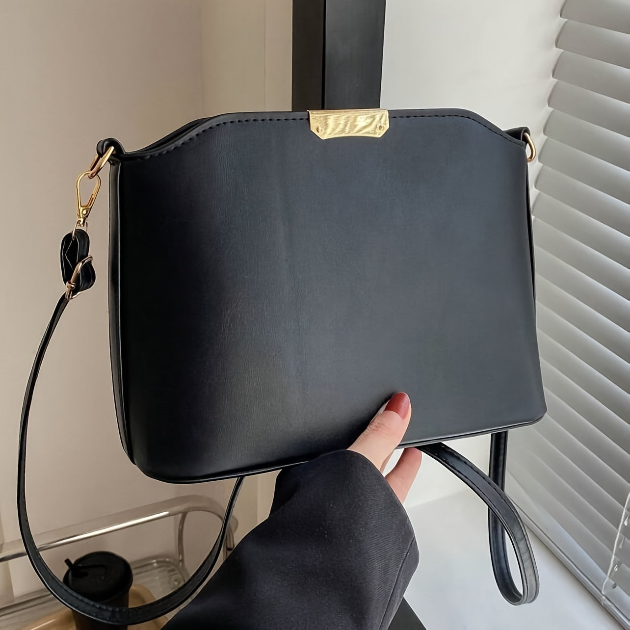 Ayollar uchun metall bezakli oddiy krossbody sumka.