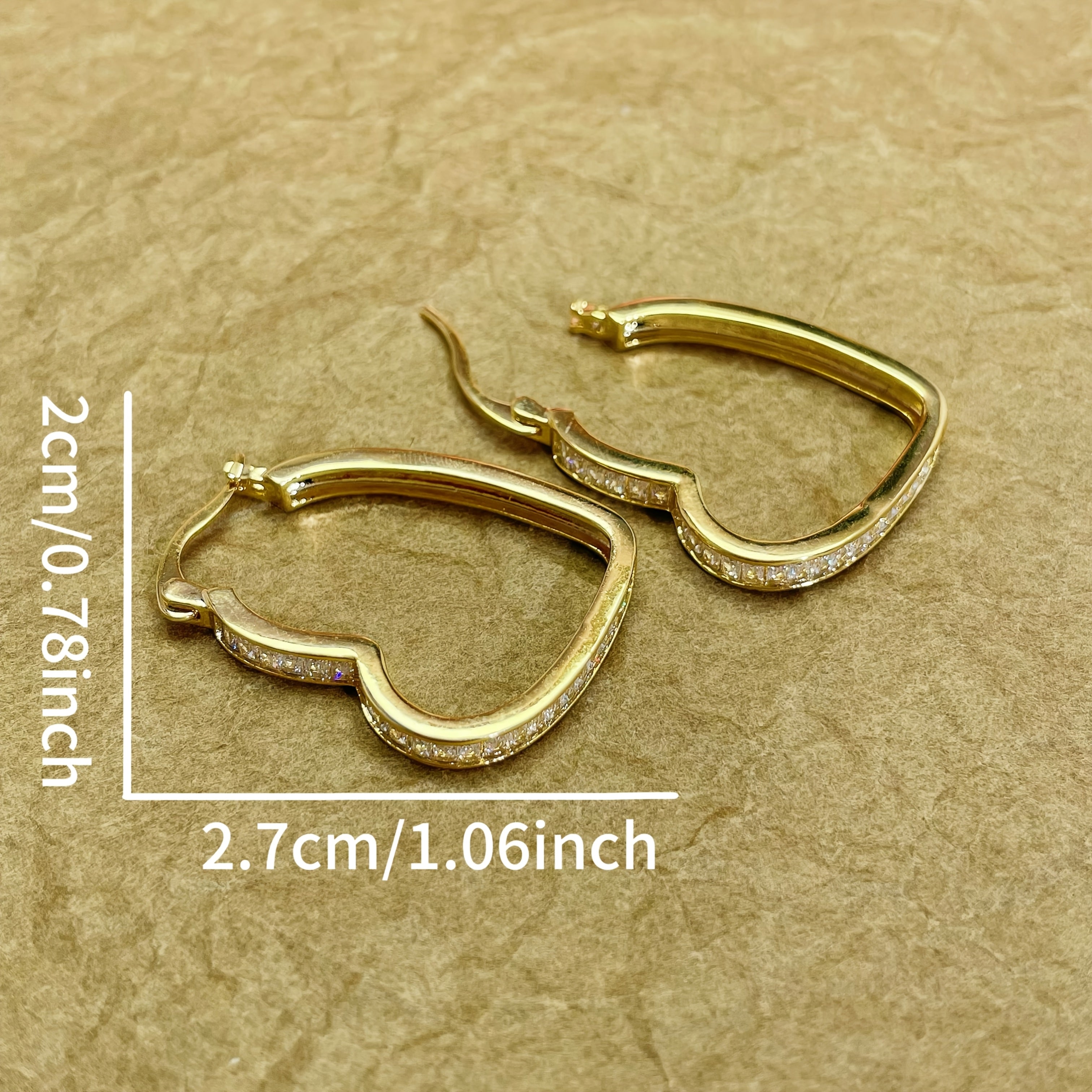 "14K oltin qoplamali misdan, tabiiy zirkonlardan, 925 sterling kumushdan tayyorlangan vintage boho uslubidagi halqa marjonlarining ikki juftini oling. Ushbu rangsizlanmaydigan hashamatli marjonlar partiyalar va ta'tillar uchun mukammaldir va ideal"