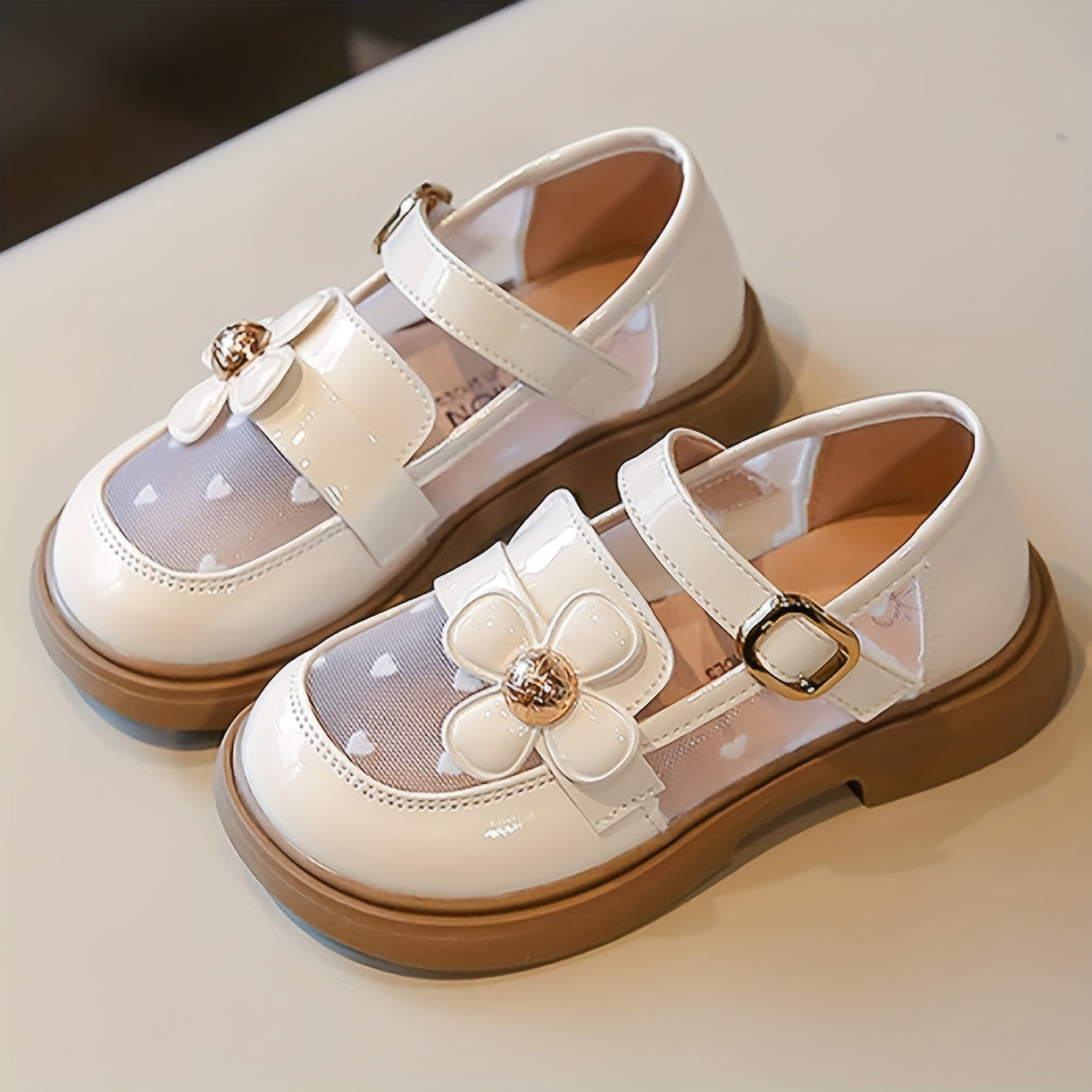 Qizlar uchun gullar bilan to'ldirilgan tekis poyabzal, bahor va yozda kundalik kiyish uchun mukammal.