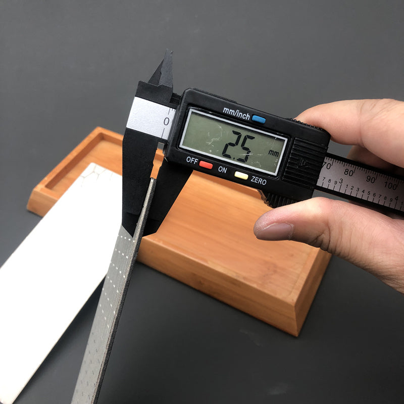 3-4 dona olmos pichoq silliqlash uchun to'plam, qum toshlari, burchak qo'llanma va silliqlash asbobi bilan