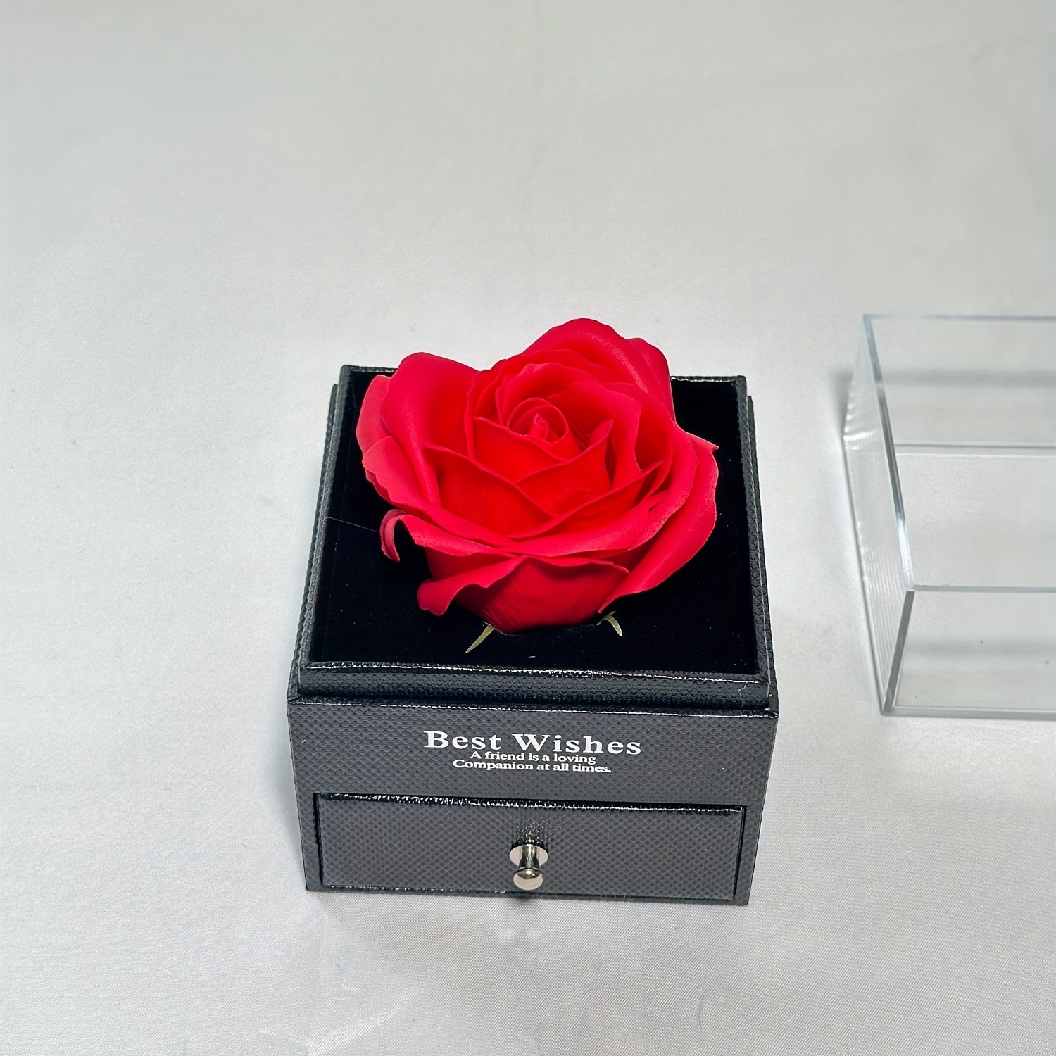 Коробка для подарка с красной розой и сердцем для романтических случаев