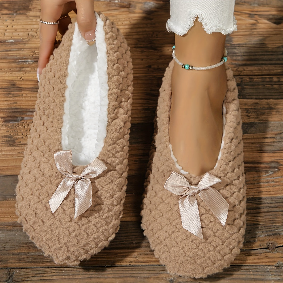 Ayollar uchun issiq shippaklar yumshoq plišli mo'ynali, tishsiz, tekis poyabzal