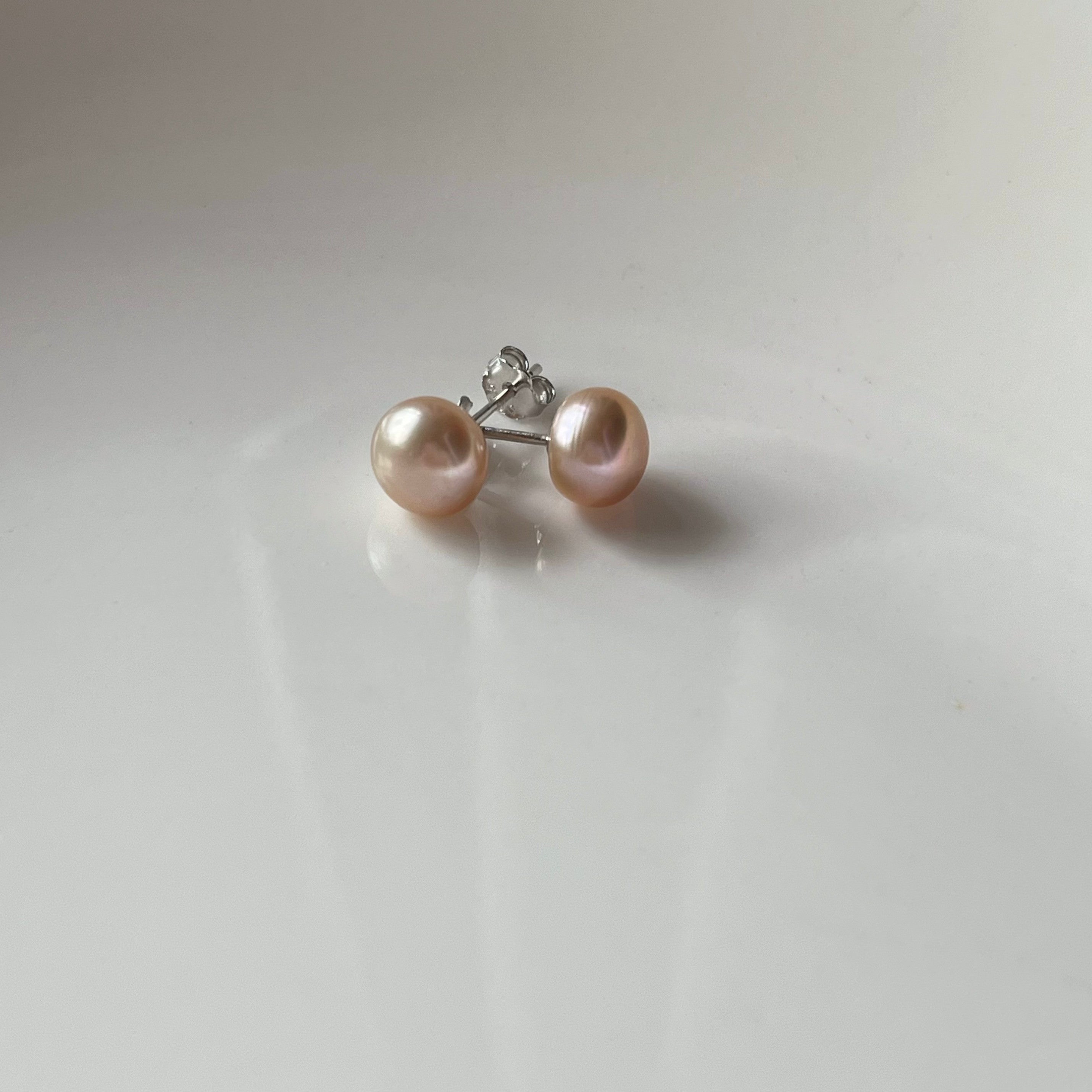 S925 Silver Stud Earrings with Natural Freshwater Pearls - Kundalik kiyim yoki maxsus tadbirlar uchun nozik va ko'p qirrali tekis dumaloq marvaridli studlar