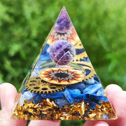 Энергетическая пирамида из оргонита с кьянитом и аметистовыми кристаллами для исцеления, медитации и декора