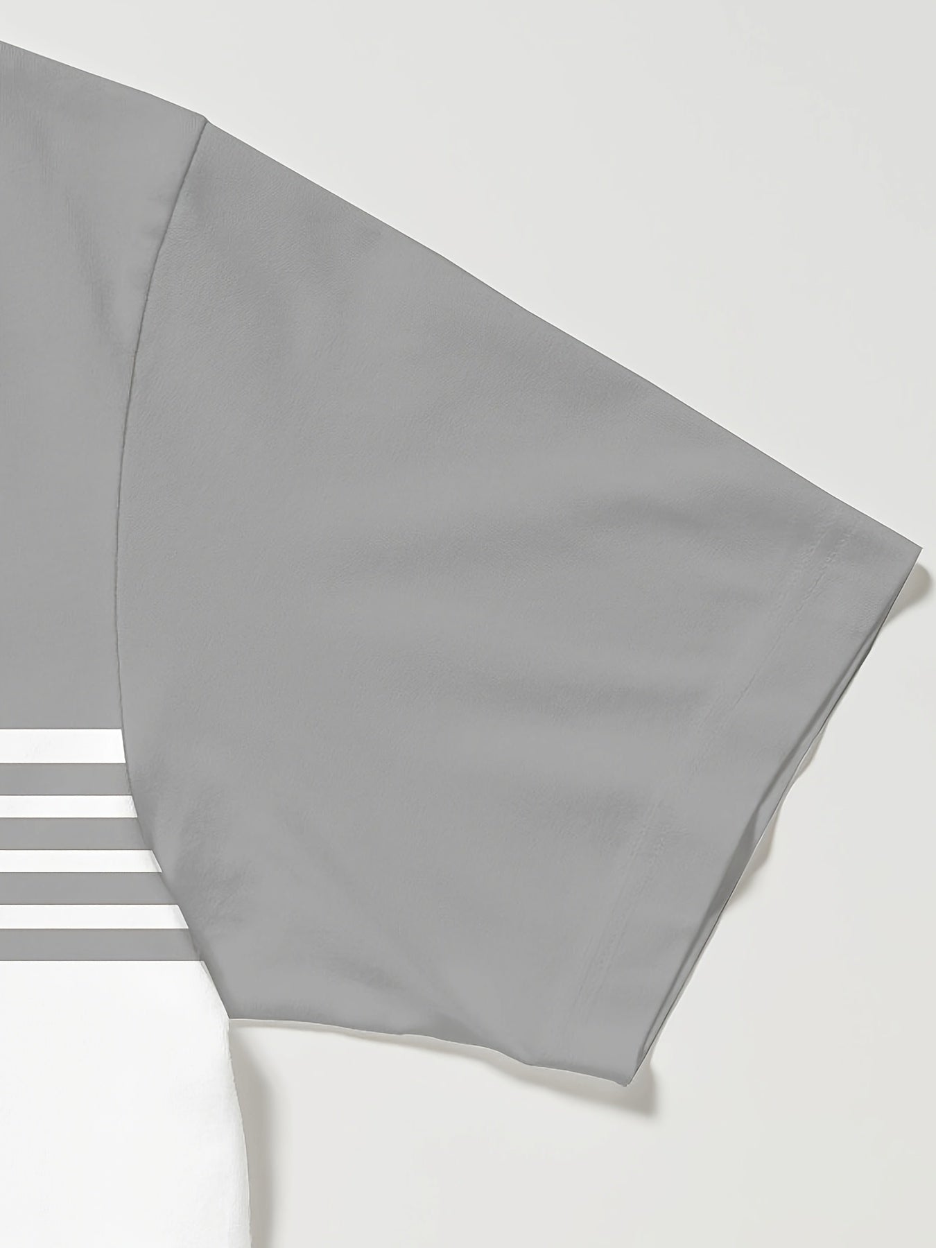 Erkaklar uchun qisqa yengli futbolka, chiziqli geometrik naqsh bilan, yumshoq bo'yin, odatdagi kesim, 100% polyester to'qima matodan tayyorlangan, biroz cho'ziluvchan.