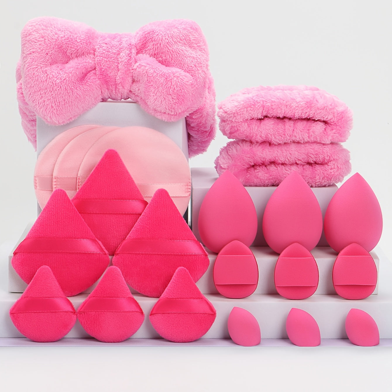 21 ta soch aksessuarlari to'plami, shu jumladan, kapalak boshbandi, bilakbandalar, kukun pufflari, makiyaj gubkalari, barmoq yostiqlari, makiyajni olib tashlash padlari va mini go'zallik gubkalari.