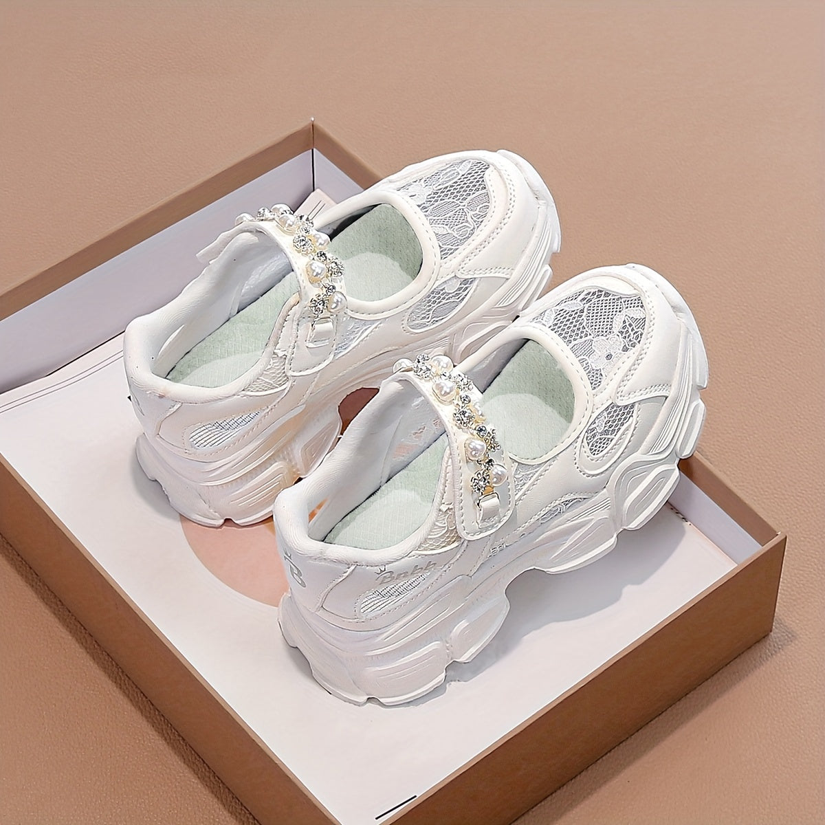 "Девочковые туфли лета 2024 года имеют дышащую толстую подошву и однослойный сетчатый дизайн."