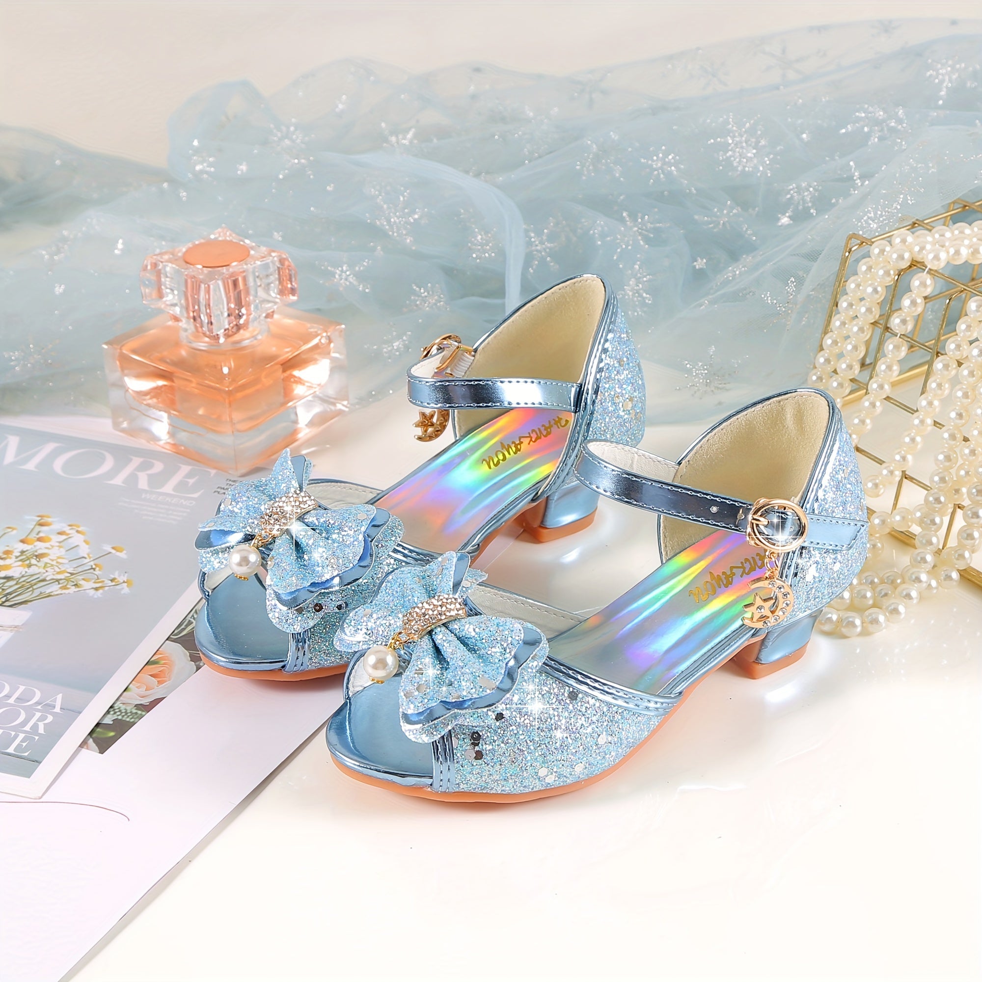 Qizlar uchun prinsessa sandallari, porloq kamalak dizayni, binafsha kristal to'pi, bilak tasmasi, kauchuk taglik, partiyalar va norasmiy kiyimlar uchun ideal. Mustahkam qistirma yopilishi.